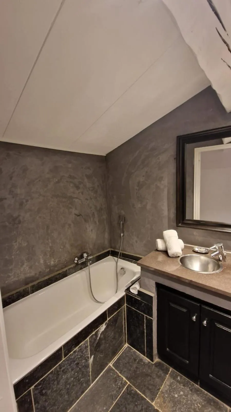Bathroom in Hotel B Lodge