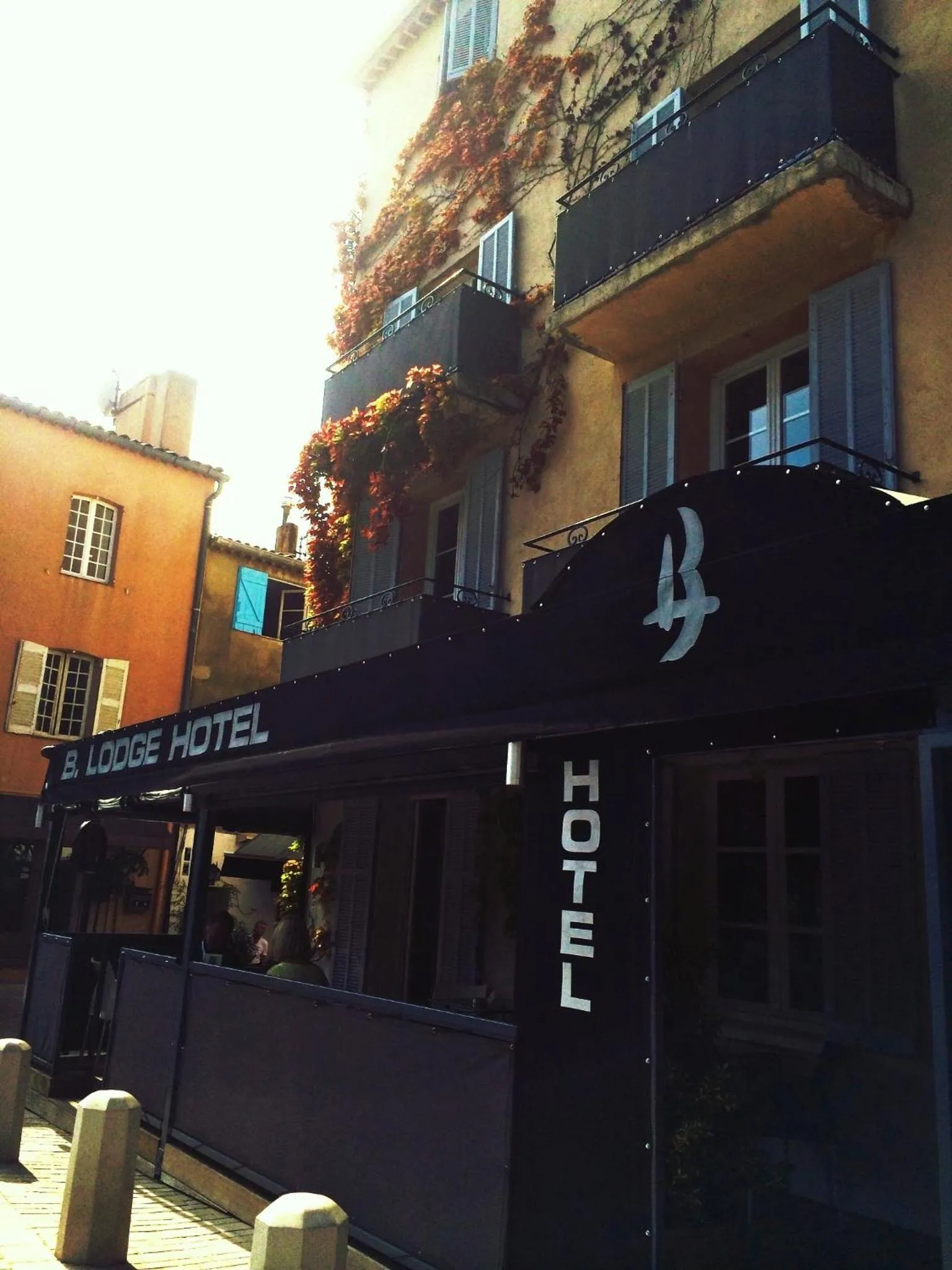 Facade/entrance in Hotel B Lodge