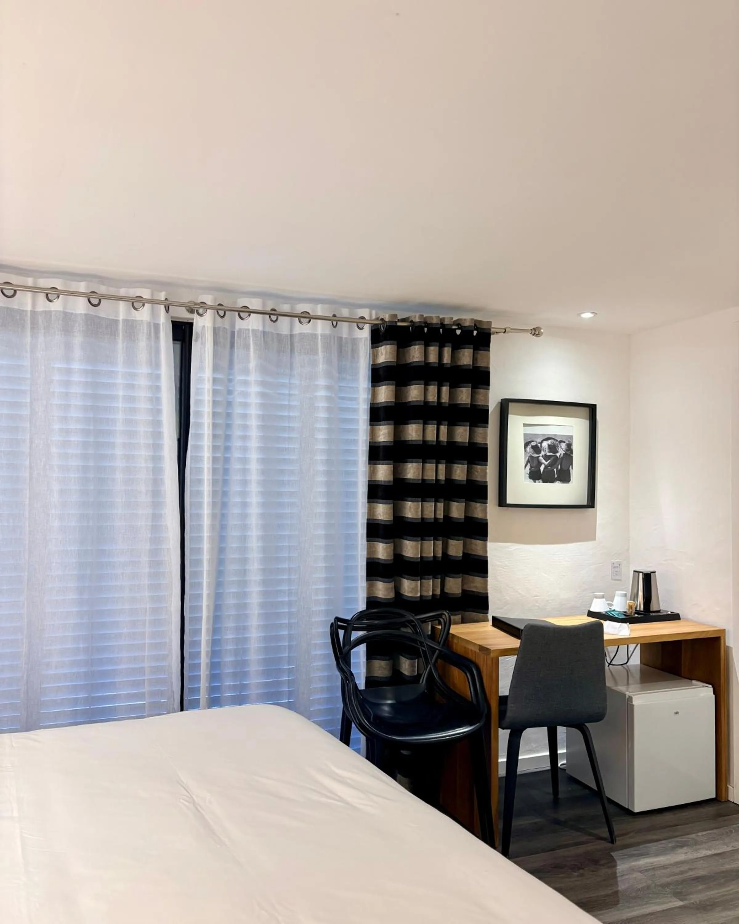 Coffee/tea facilities, Bed in Hotel B Lodge