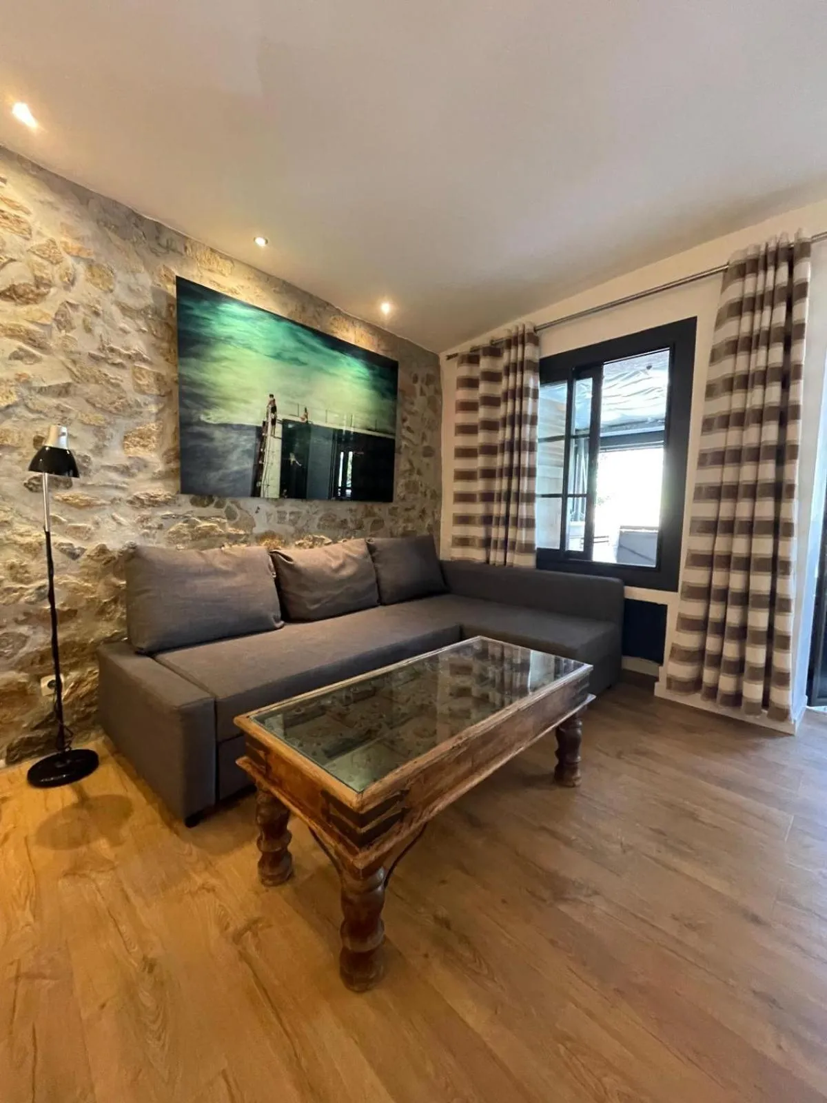 Photo of the whole room in Hotel B Lodge