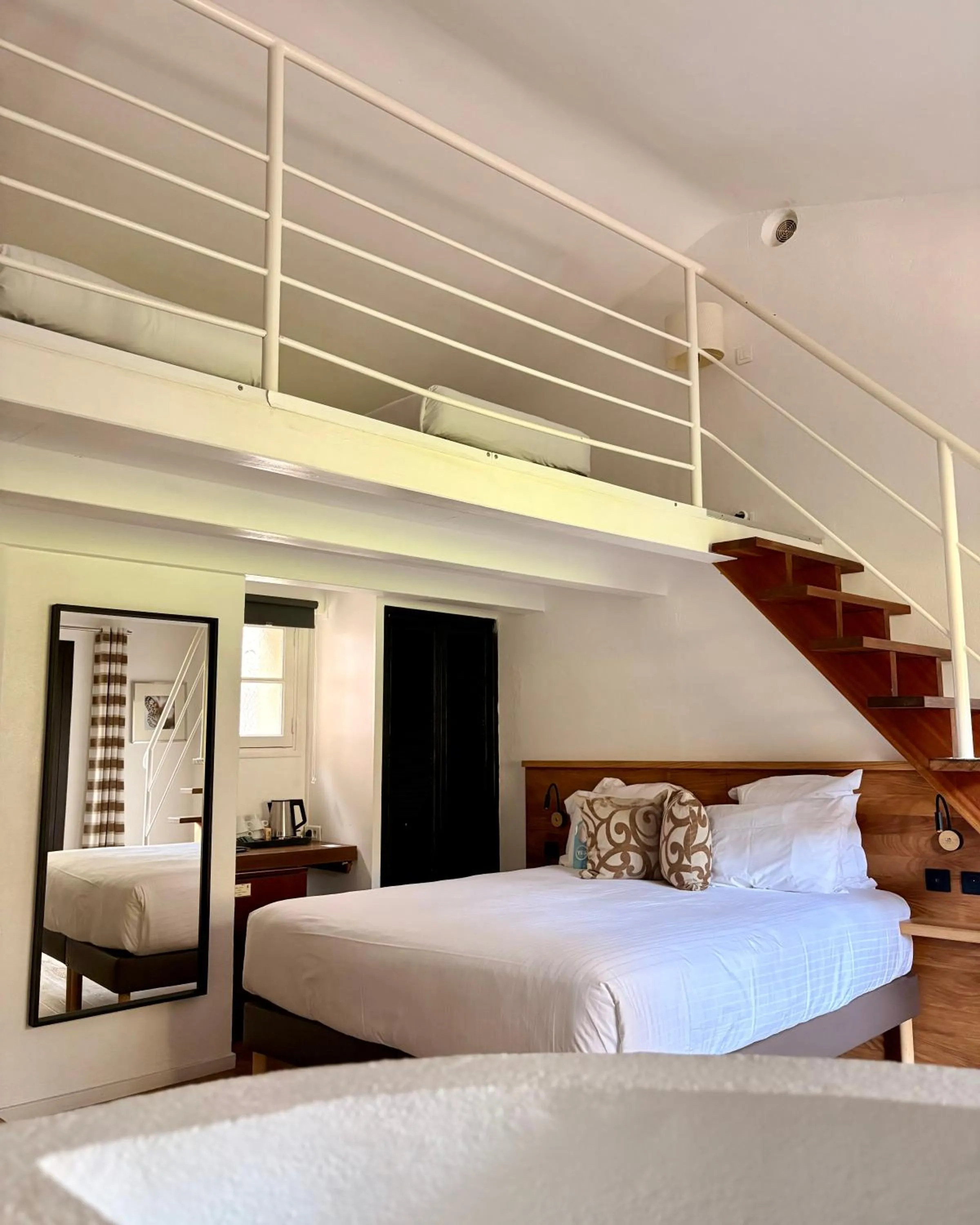 Bed in Hotel B Lodge