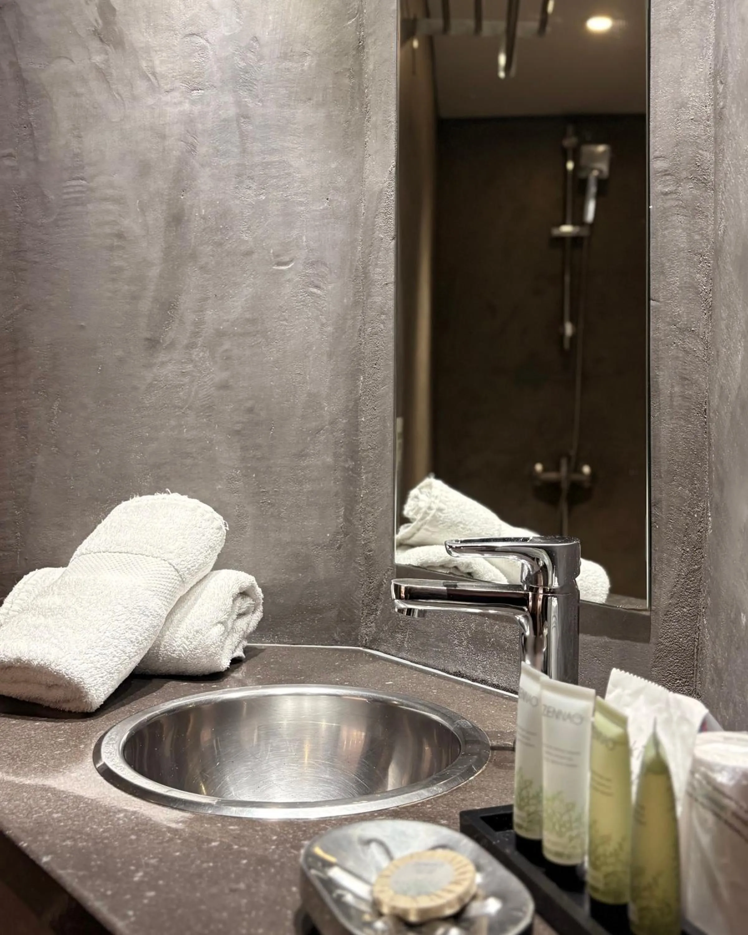 Bathroom in Hotel B Lodge