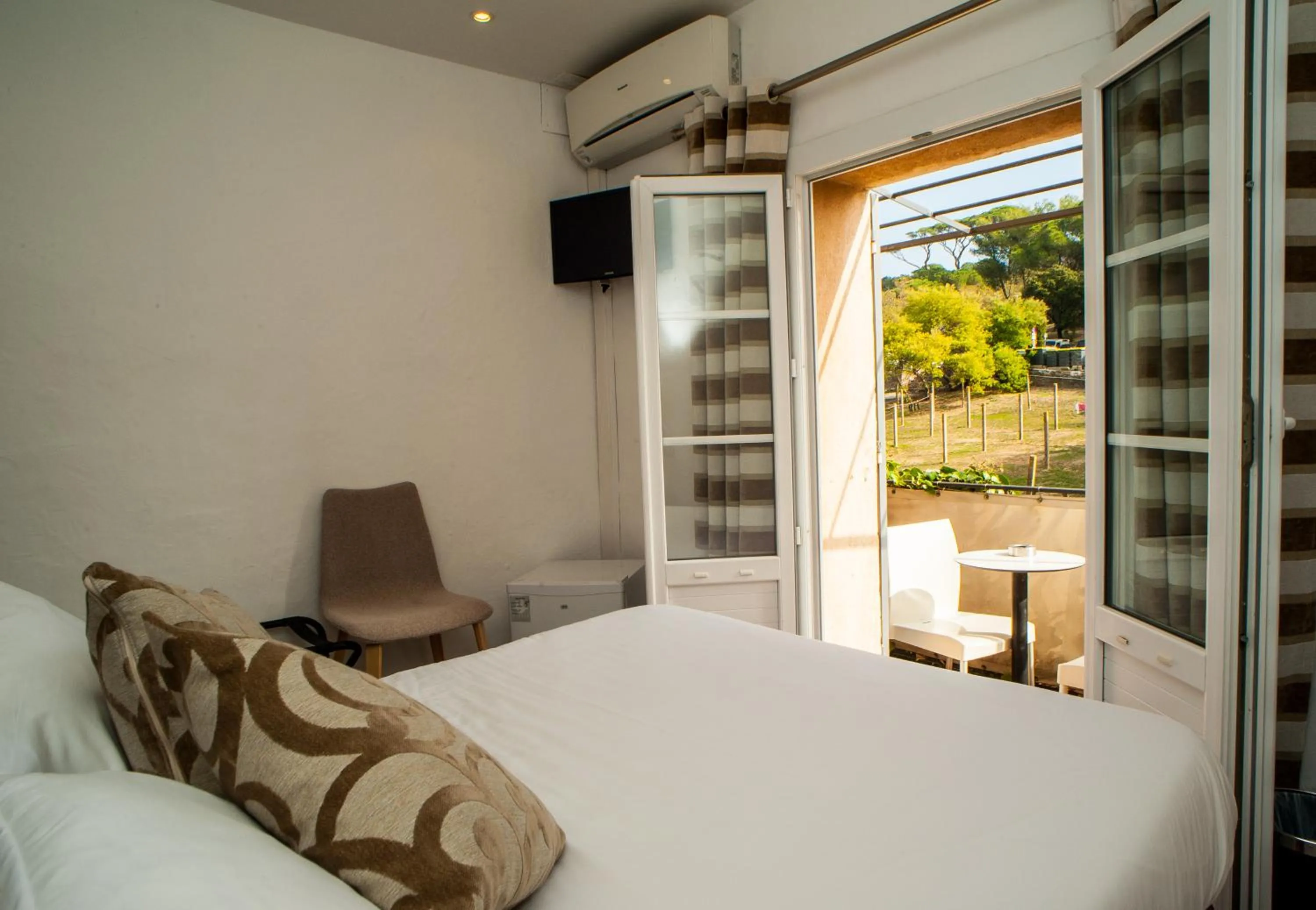 Bed in Hotel B Lodge