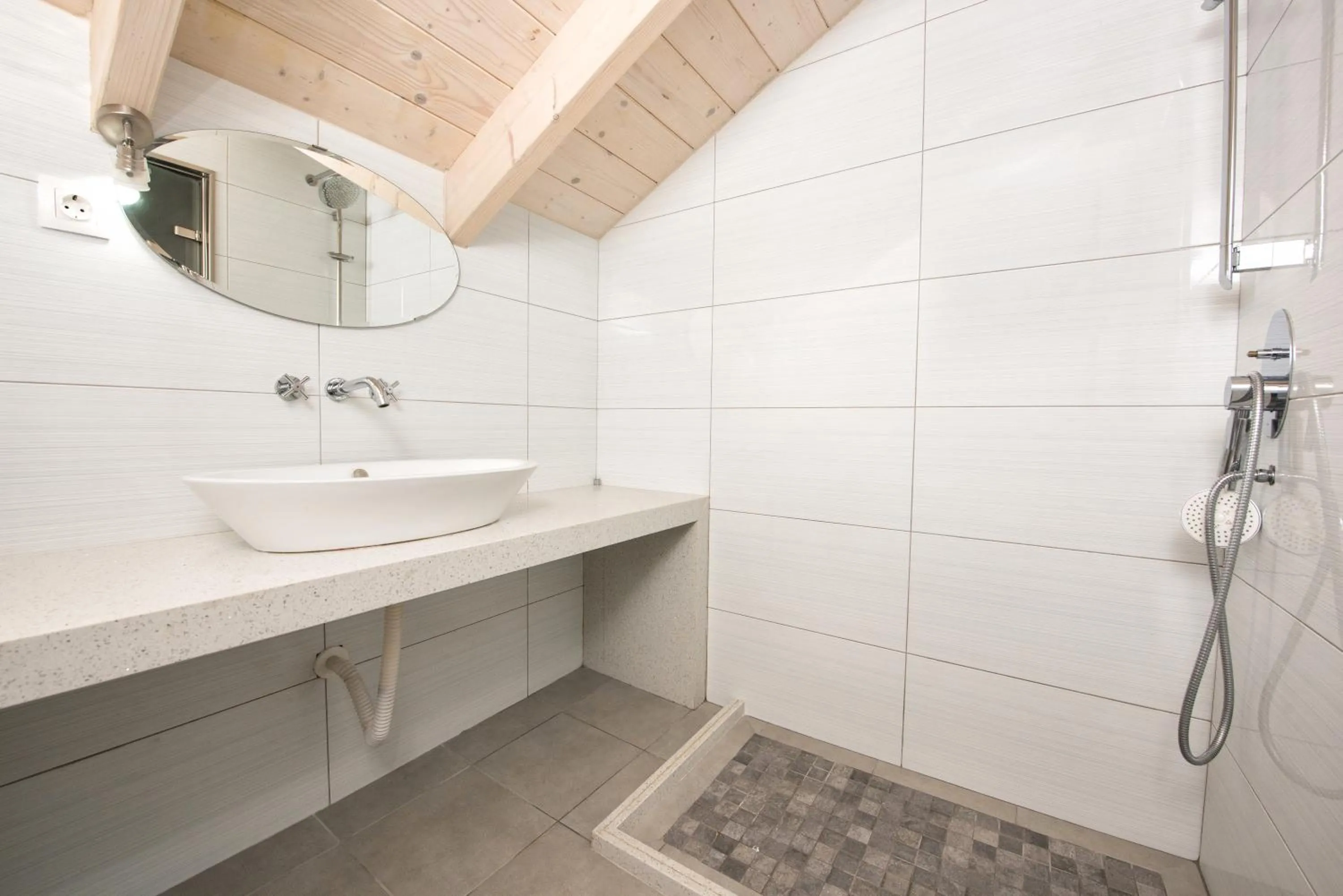 Shower in Kavos Plaza Hotel