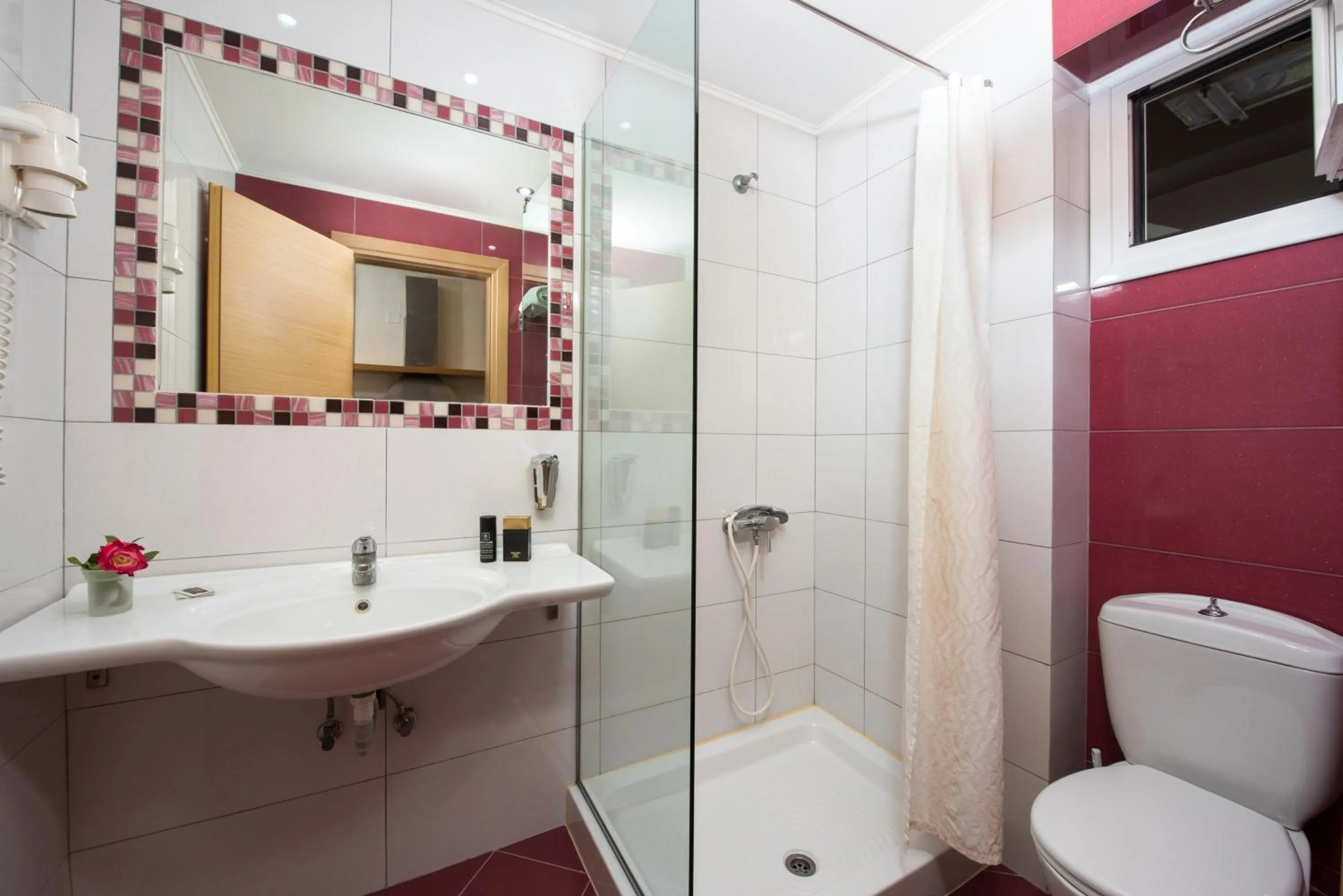 Shower in Kavos Plaza Hotel