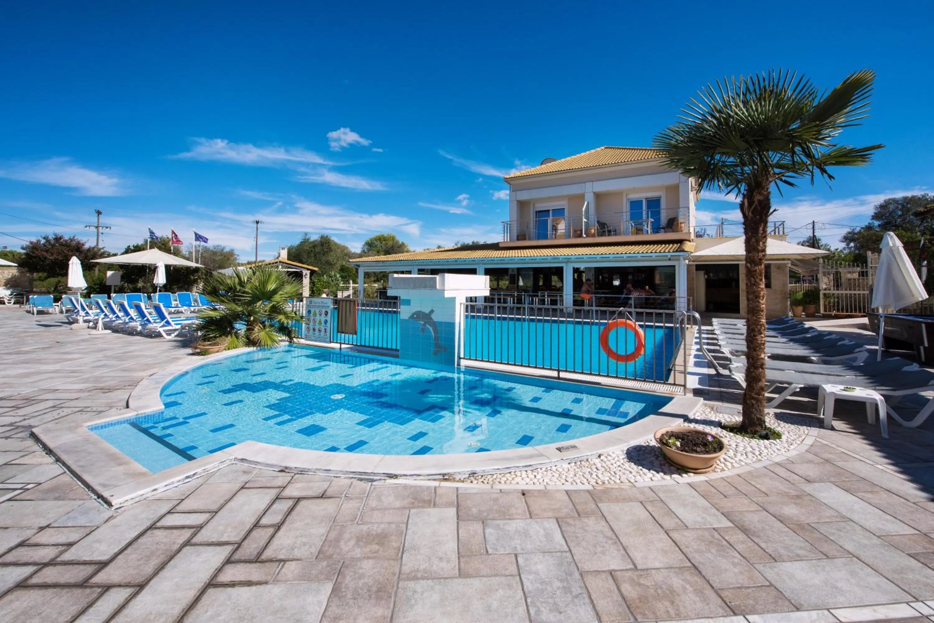 Swimming pool in Kavos Plaza Hotel