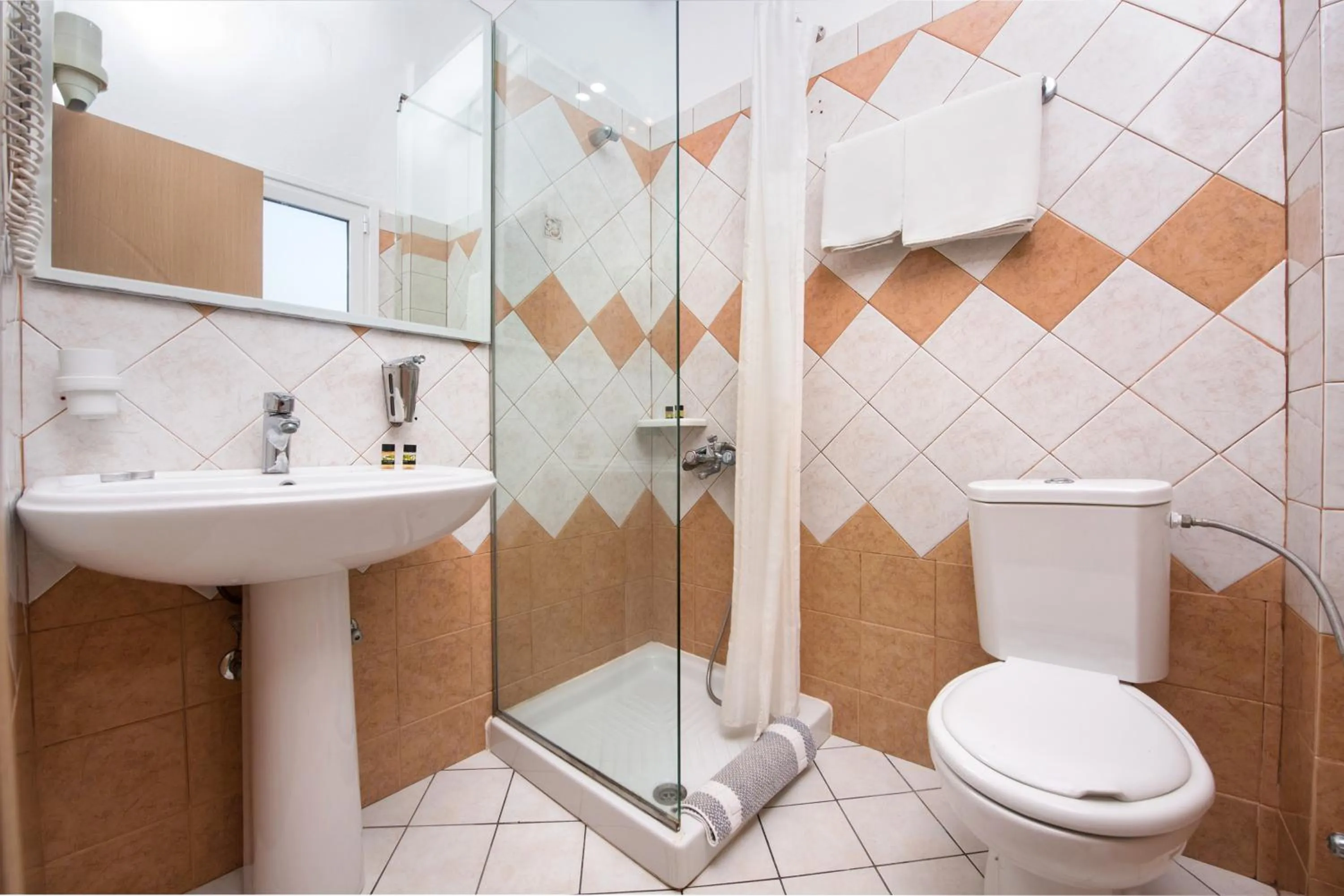 Shower in Kavos Plaza Hotel