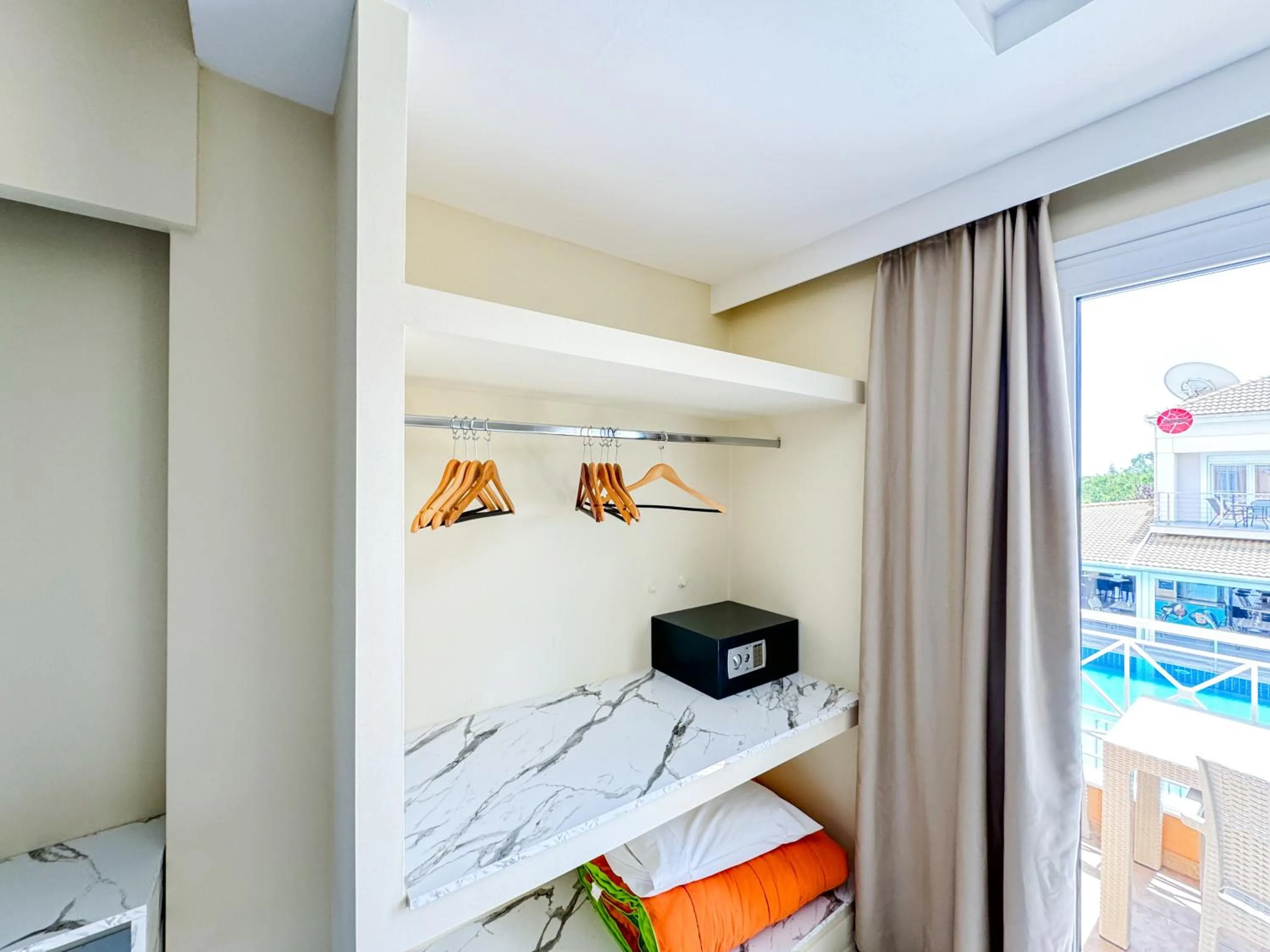 safe, Bed in Kavos Plaza Hotel