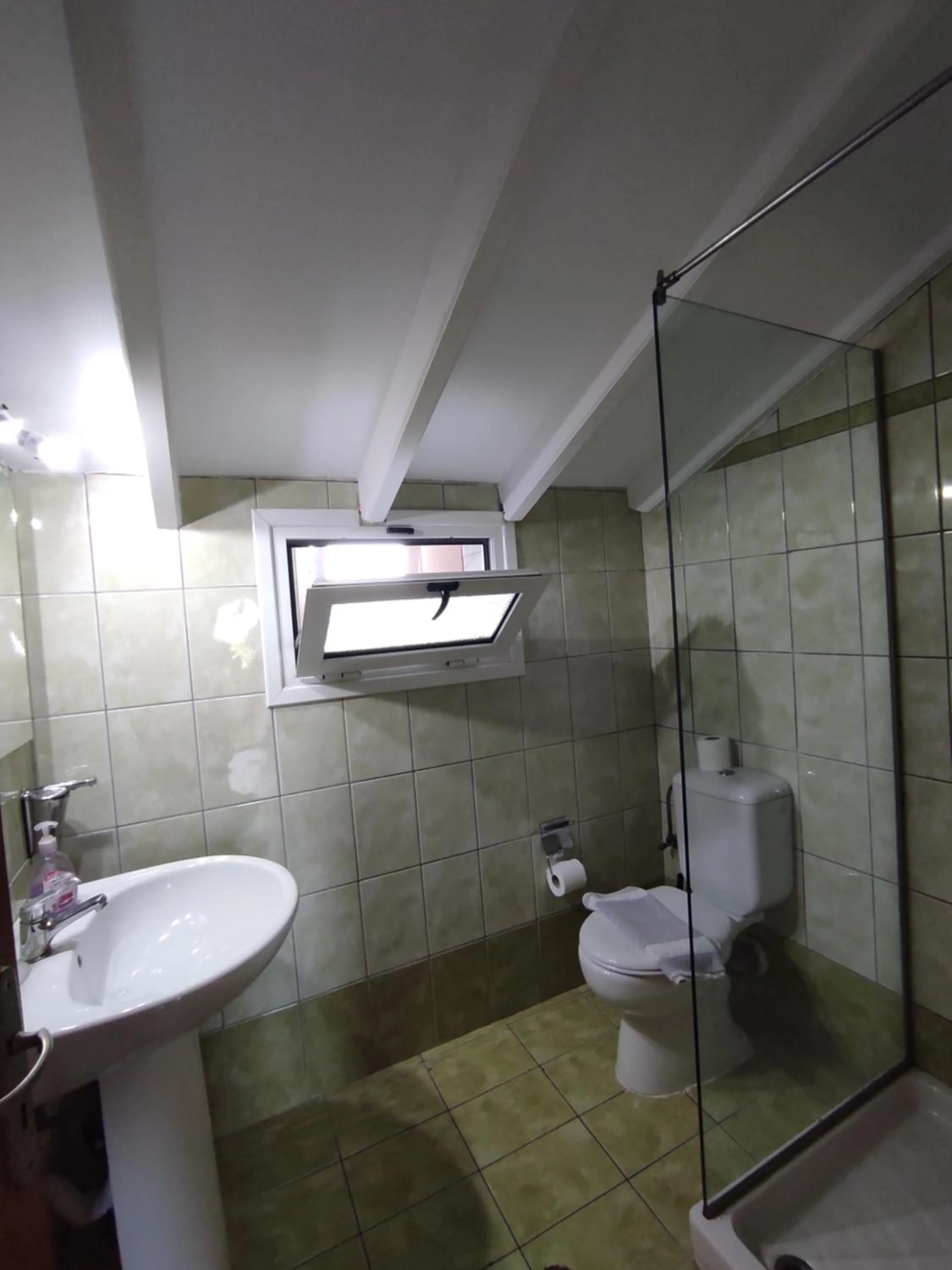 Shower in Kavos Plaza Hotel