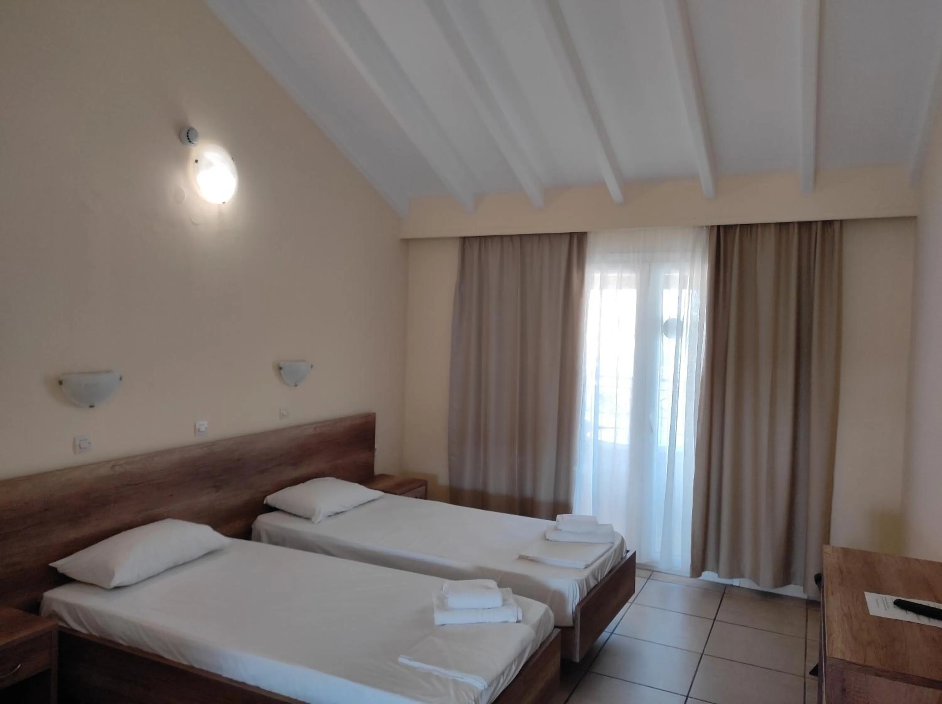 Bedroom, Bed in Kavos Plaza Hotel