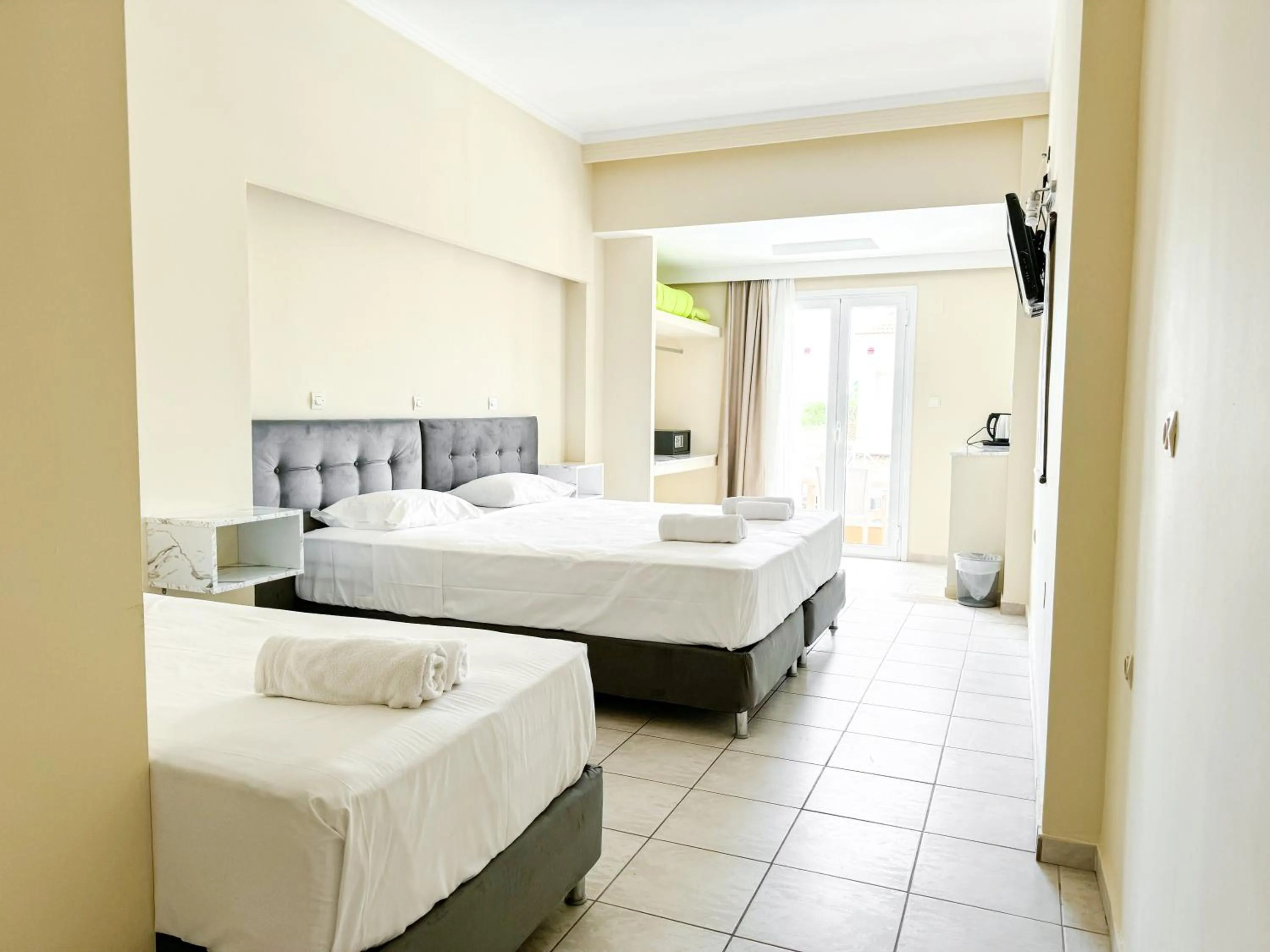 Bed in Kavos Plaza Hotel