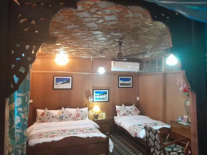 Bedroom, Bed in Swan Group of Houseboats, Golden Dal Lake
