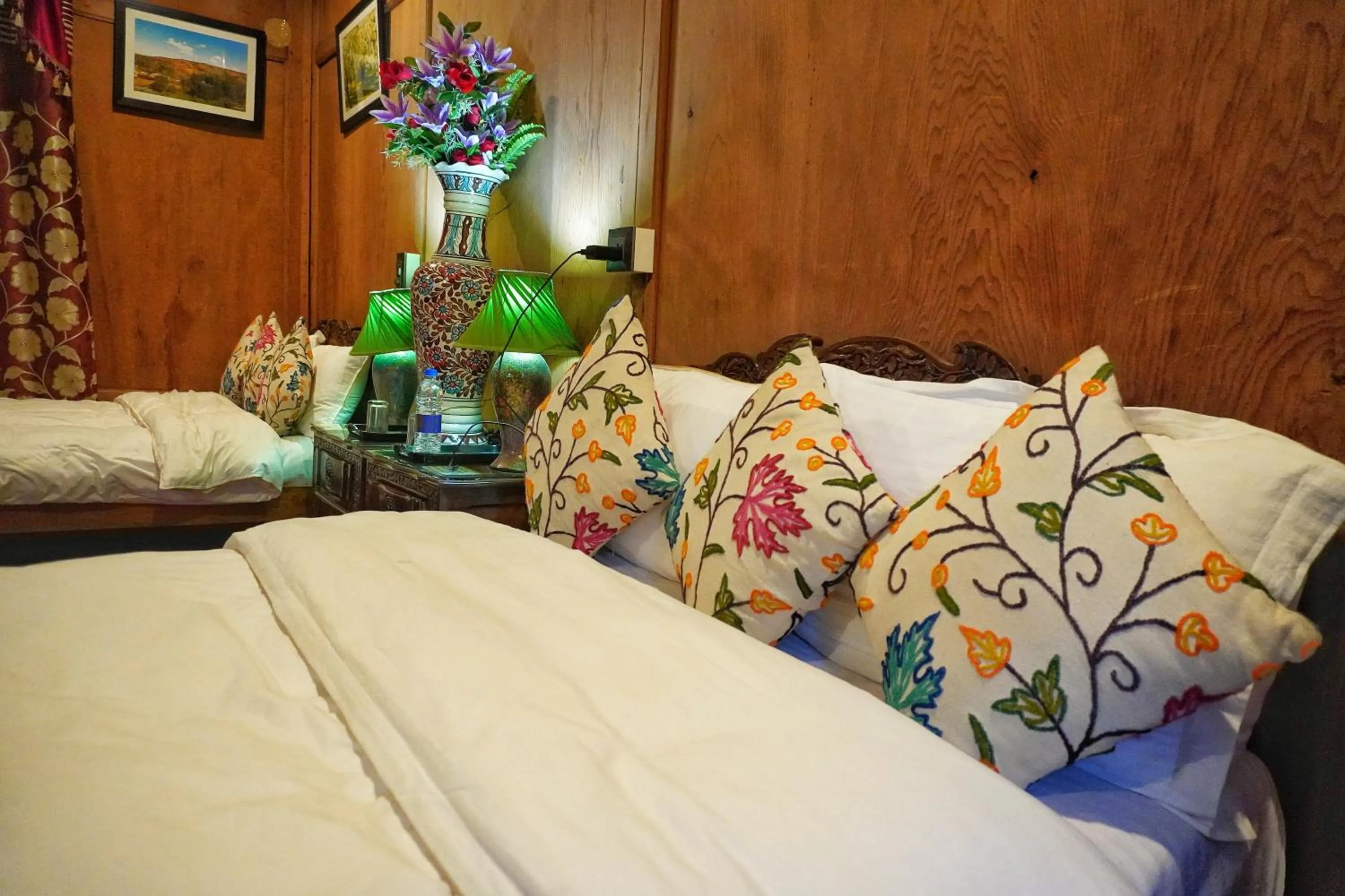 Bed in Swan Group of Houseboats, Golden Dal Lake