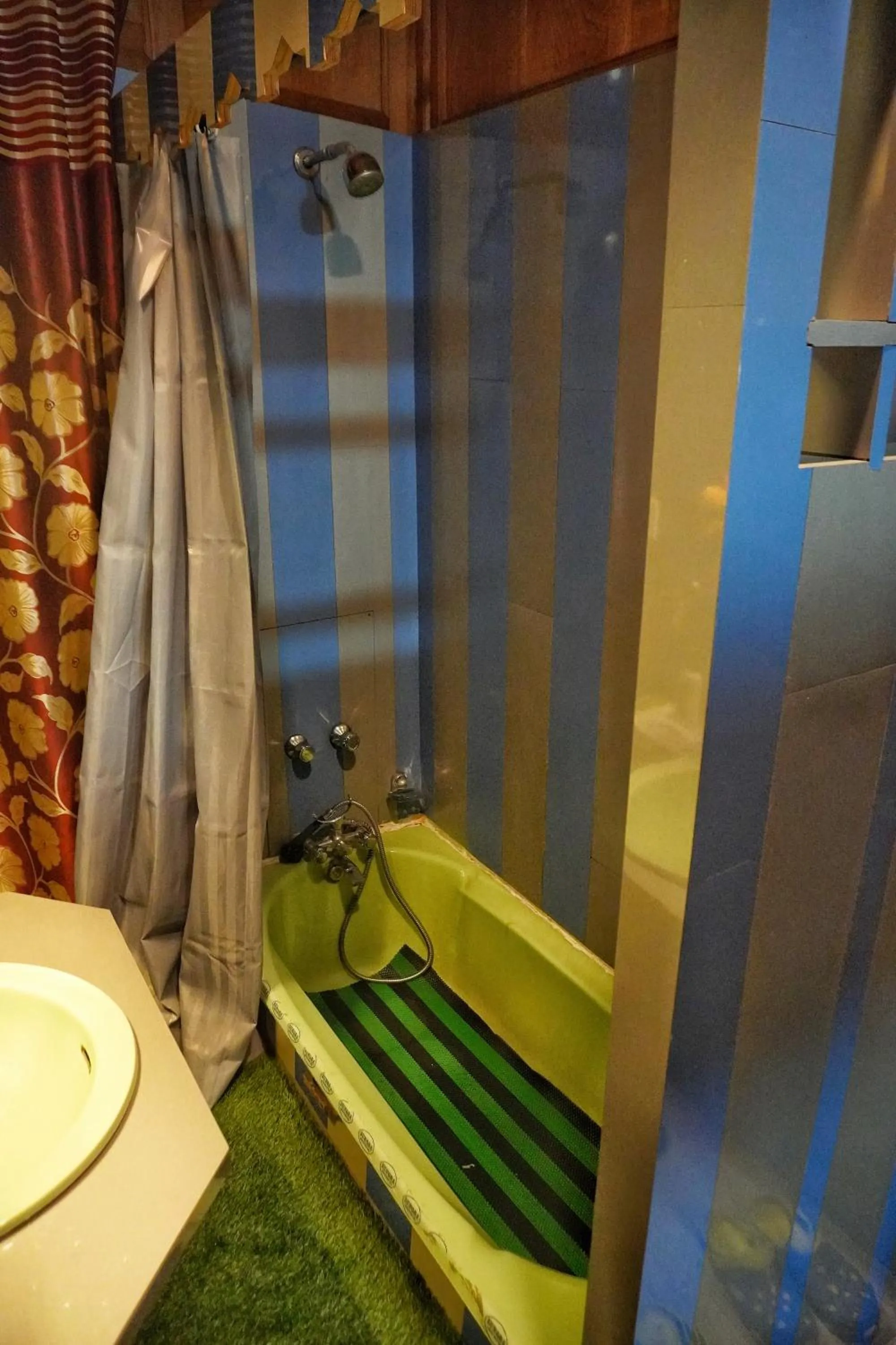 Bath in Swan Group of Houseboats, Golden Dal Lake