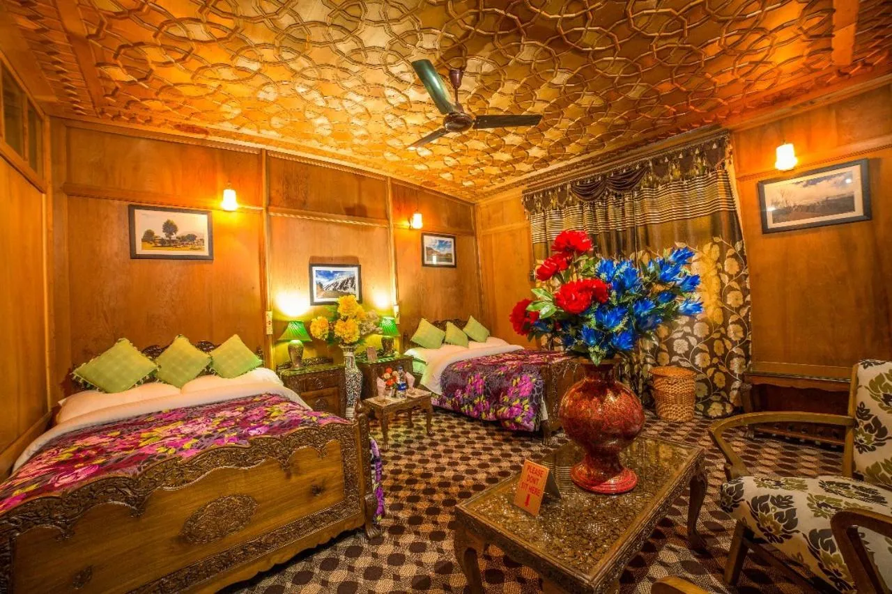 Bedroom, Bed in Swan Group of Houseboats, Golden Dal Lake