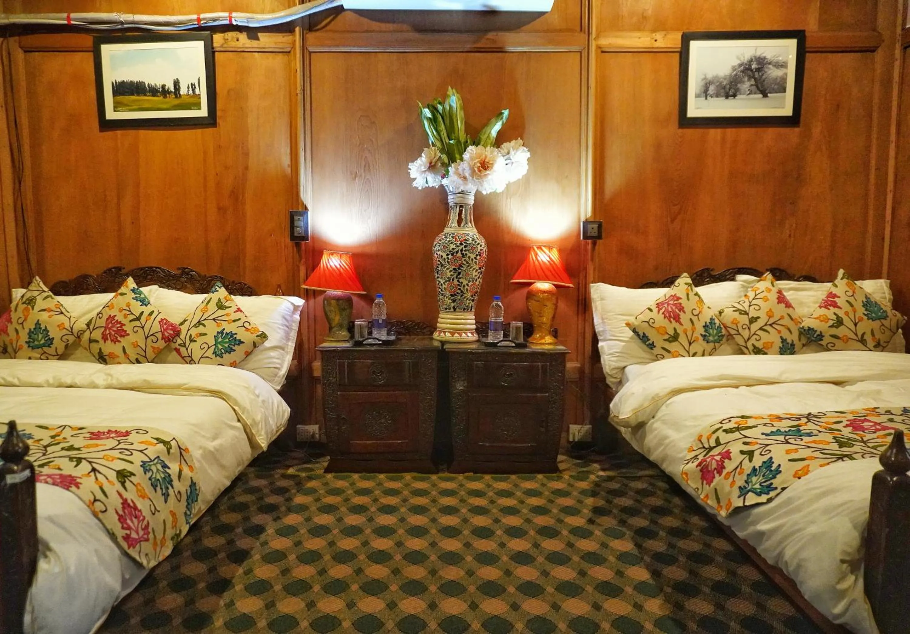 Bedroom, Bed in Swan Group of Houseboats, Golden Dal Lake