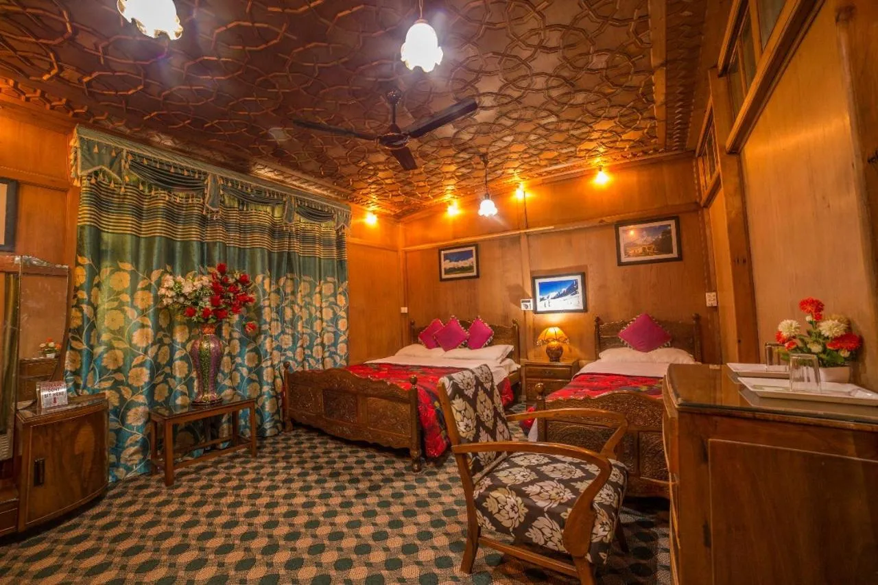 Bedroom, Bed in Swan Group of Houseboats, Golden Dal Lake