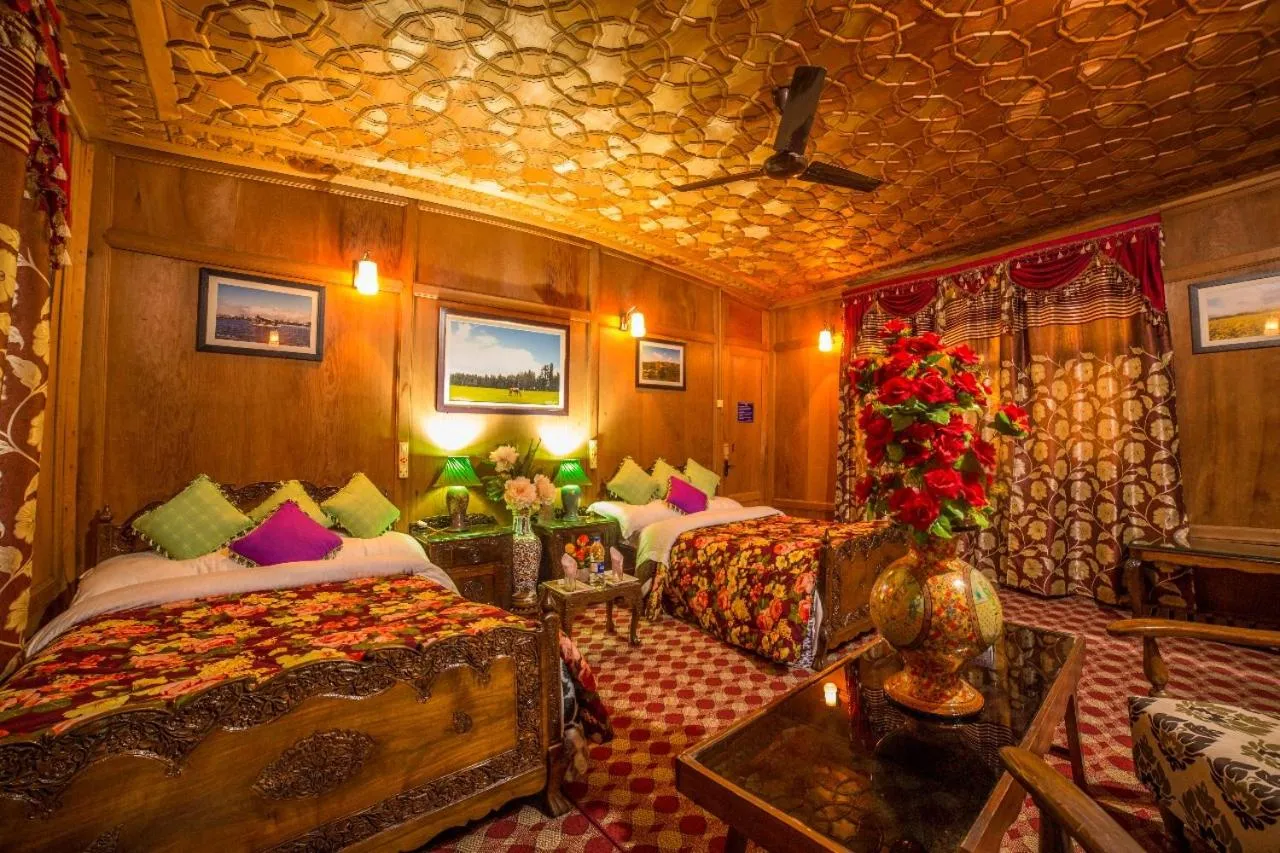 Bed in Swan Group of Houseboats, Golden Dal Lake