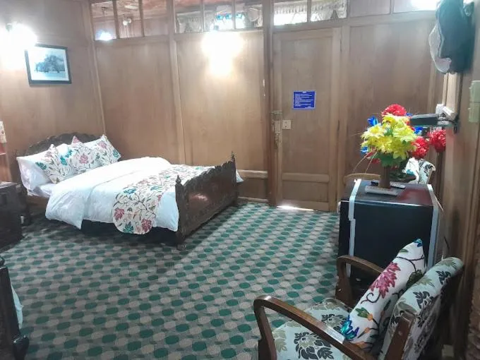 Bed in Swan Group of Houseboats, Golden Dal Lake