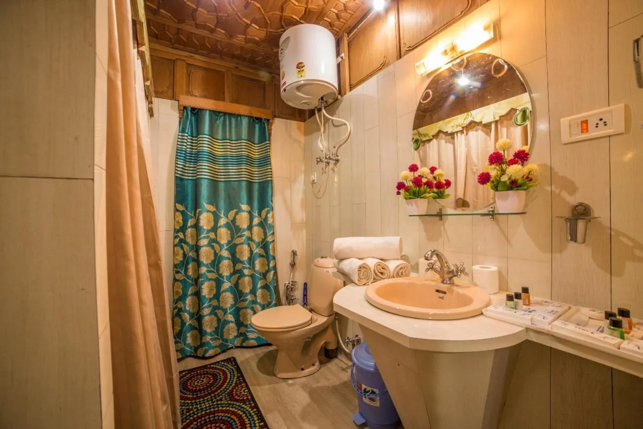 Bathroom in Swan Group of Houseboats, Golden Dal Lake