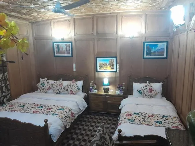 Bedroom, Bed in Swan Group of Houseboats, Golden Dal Lake
