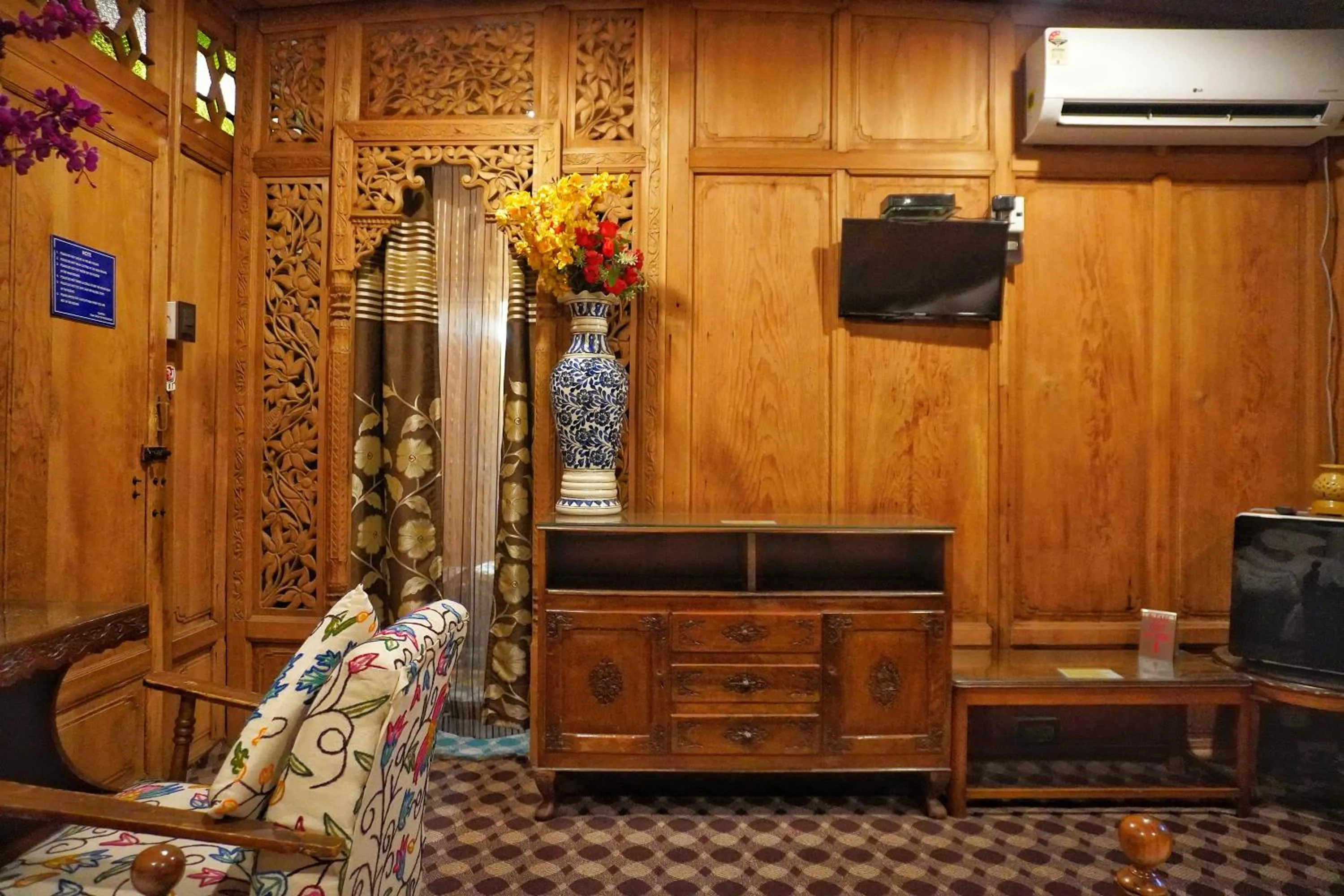 air conditioner in Swan Group of Houseboats, Golden Dal Lake