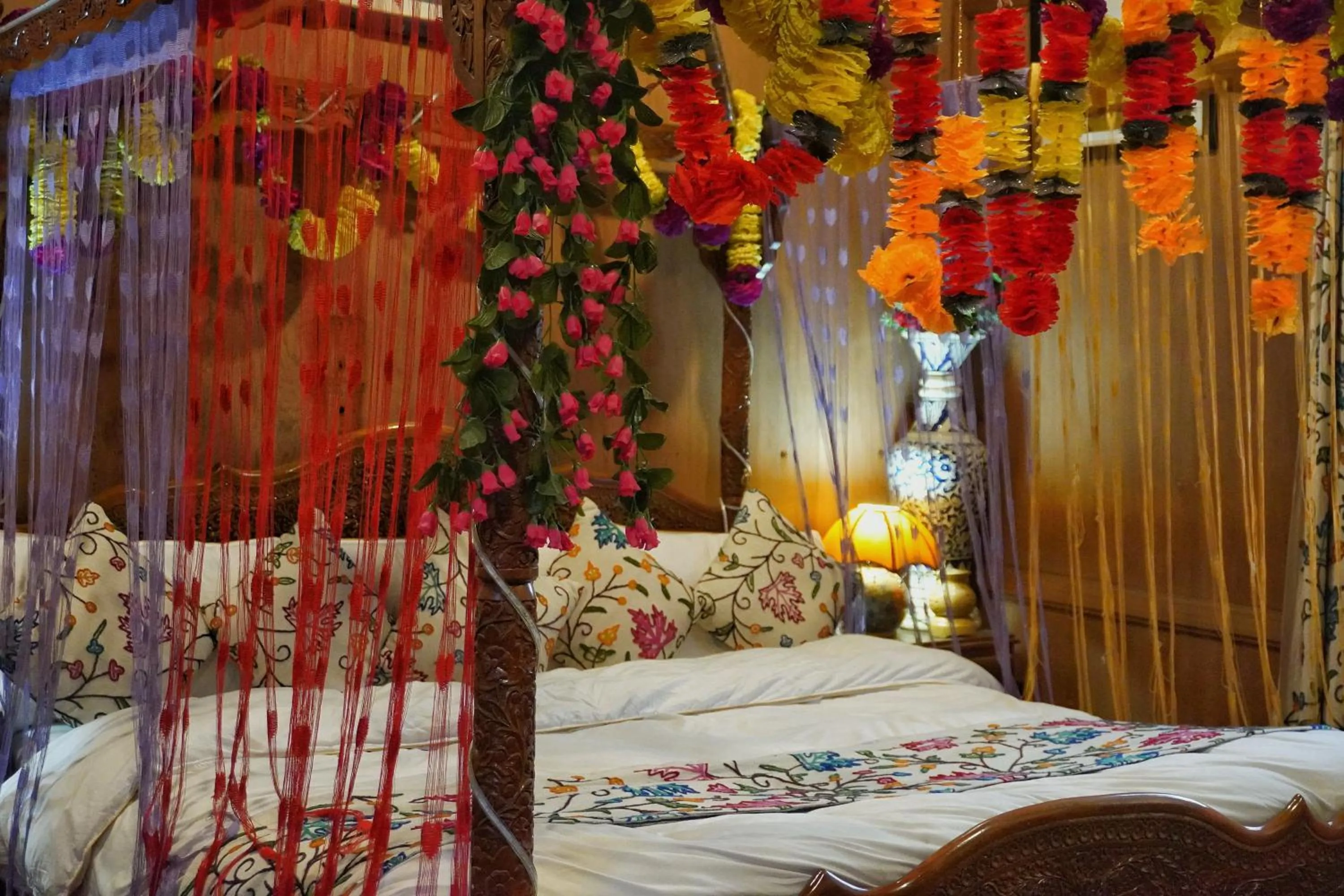 Bed in Swan Group of Houseboats, Golden Dal Lake