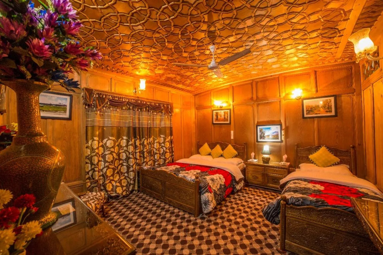 Bedroom, Bed in Swan Group of Houseboats, Golden Dal Lake
