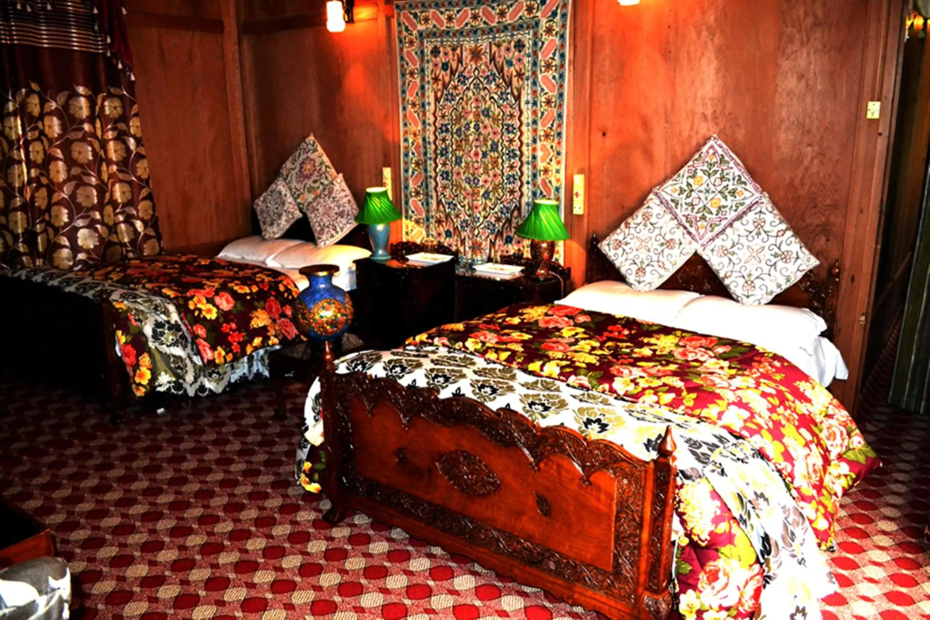 Bedroom, Bed in Swan Group of Houseboats, Golden Dal Lake