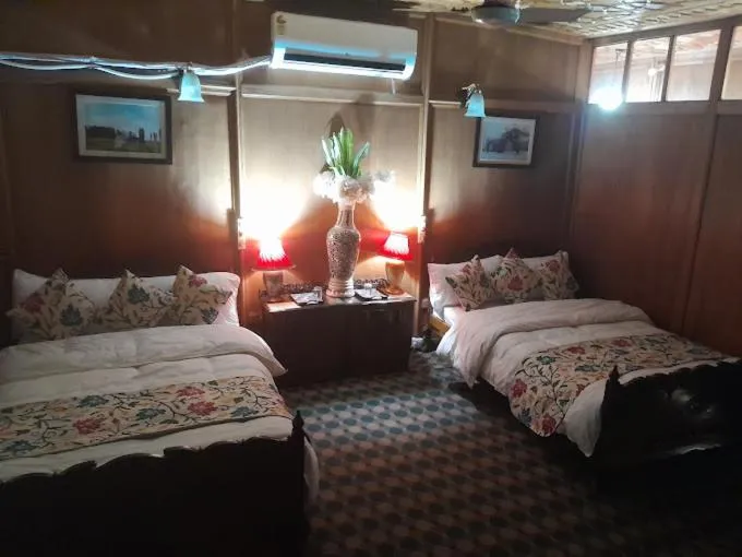 Bed in Swan Group of Houseboats, Golden Dal Lake
