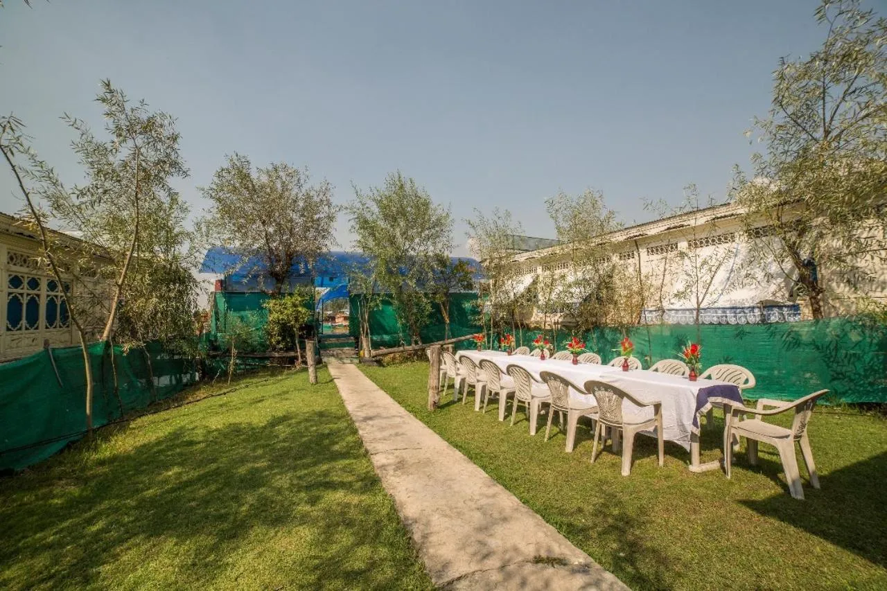 Restaurant/places to eat in Swan Group of Houseboats, Golden Dal Lake