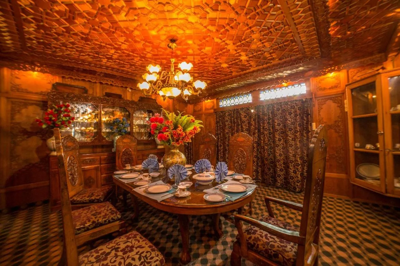 Restaurant/places to eat in Swan Group of Houseboats, Golden Dal Lake