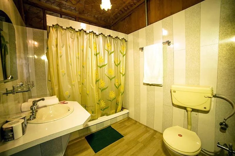 Bathroom in Swan Group of Houseboats, Golden Dal Lake
