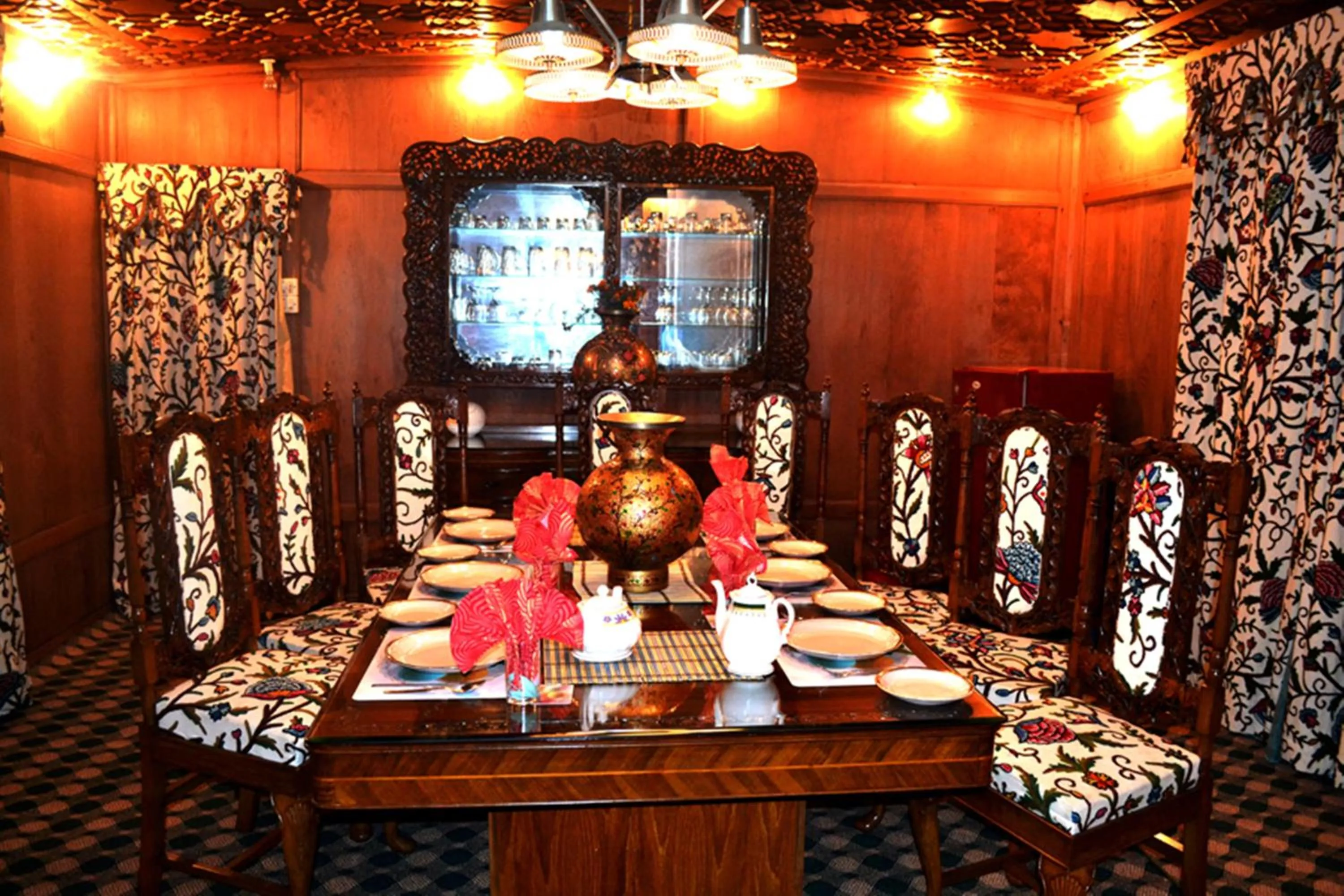 Meals in Swan Group of Houseboats, Golden Dal Lake