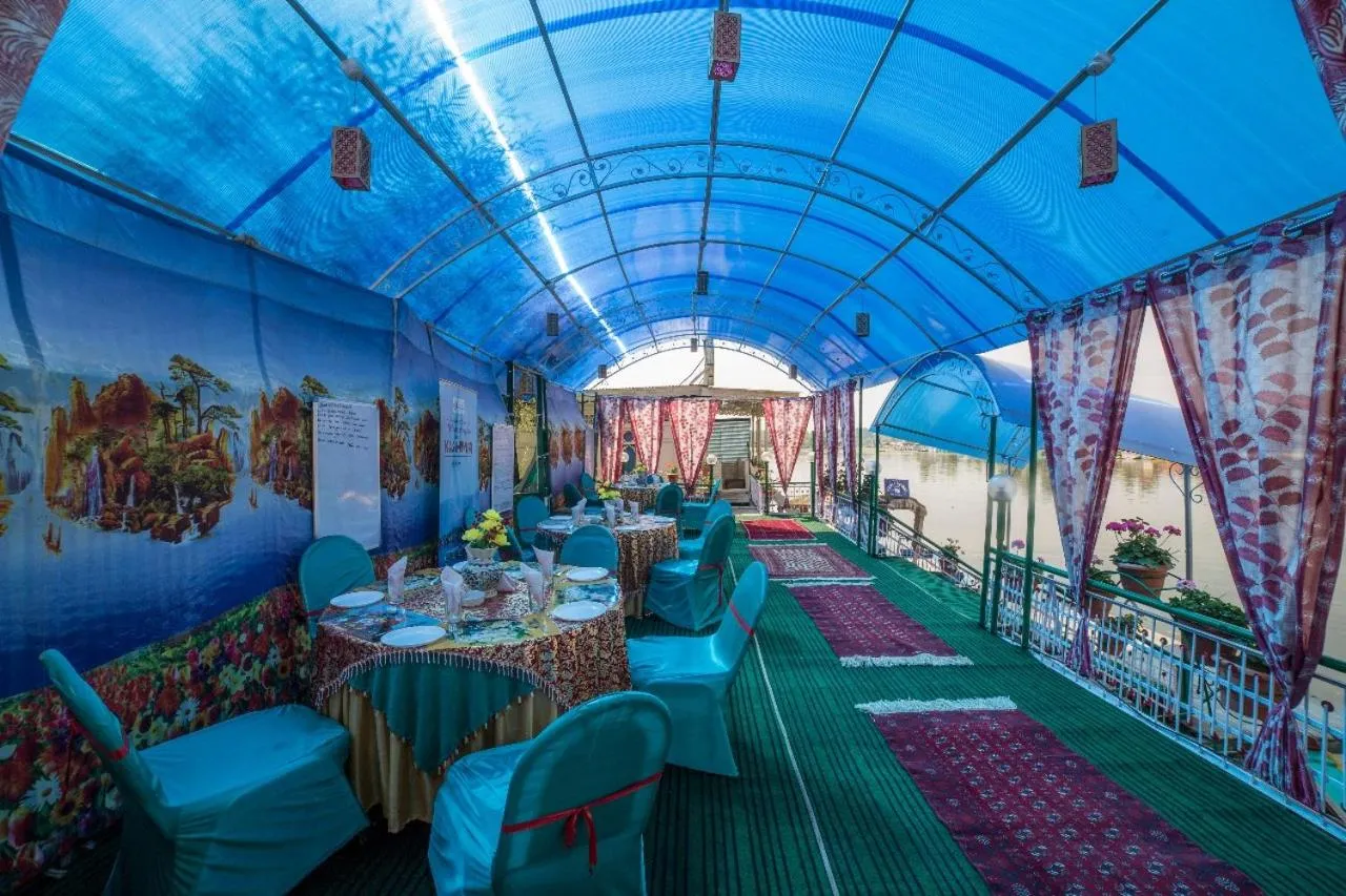 Restaurant/places to eat in Swan Group of Houseboats, Golden Dal Lake