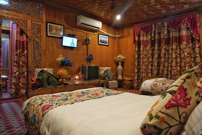 Bed in Swan Group of Houseboats, Golden Dal Lake