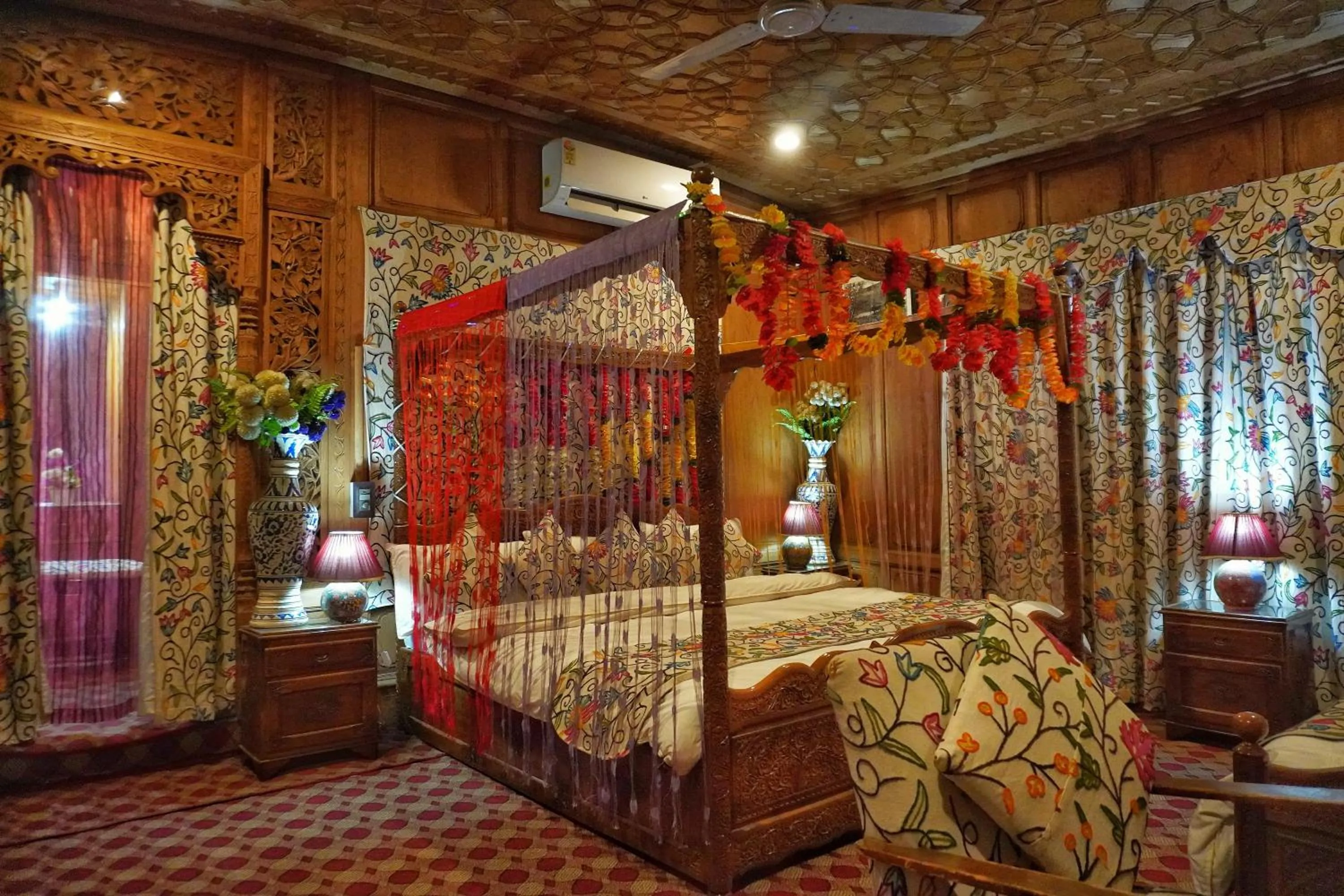 Bedroom, Bed in Swan Group of Houseboats, Golden Dal Lake