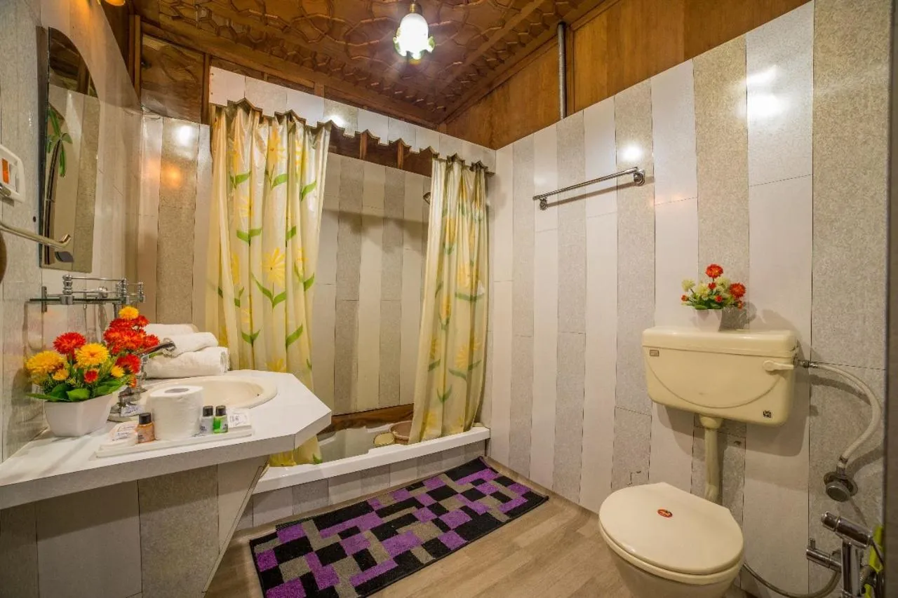 Bathroom in Swan Group of Houseboats, Golden Dal Lake