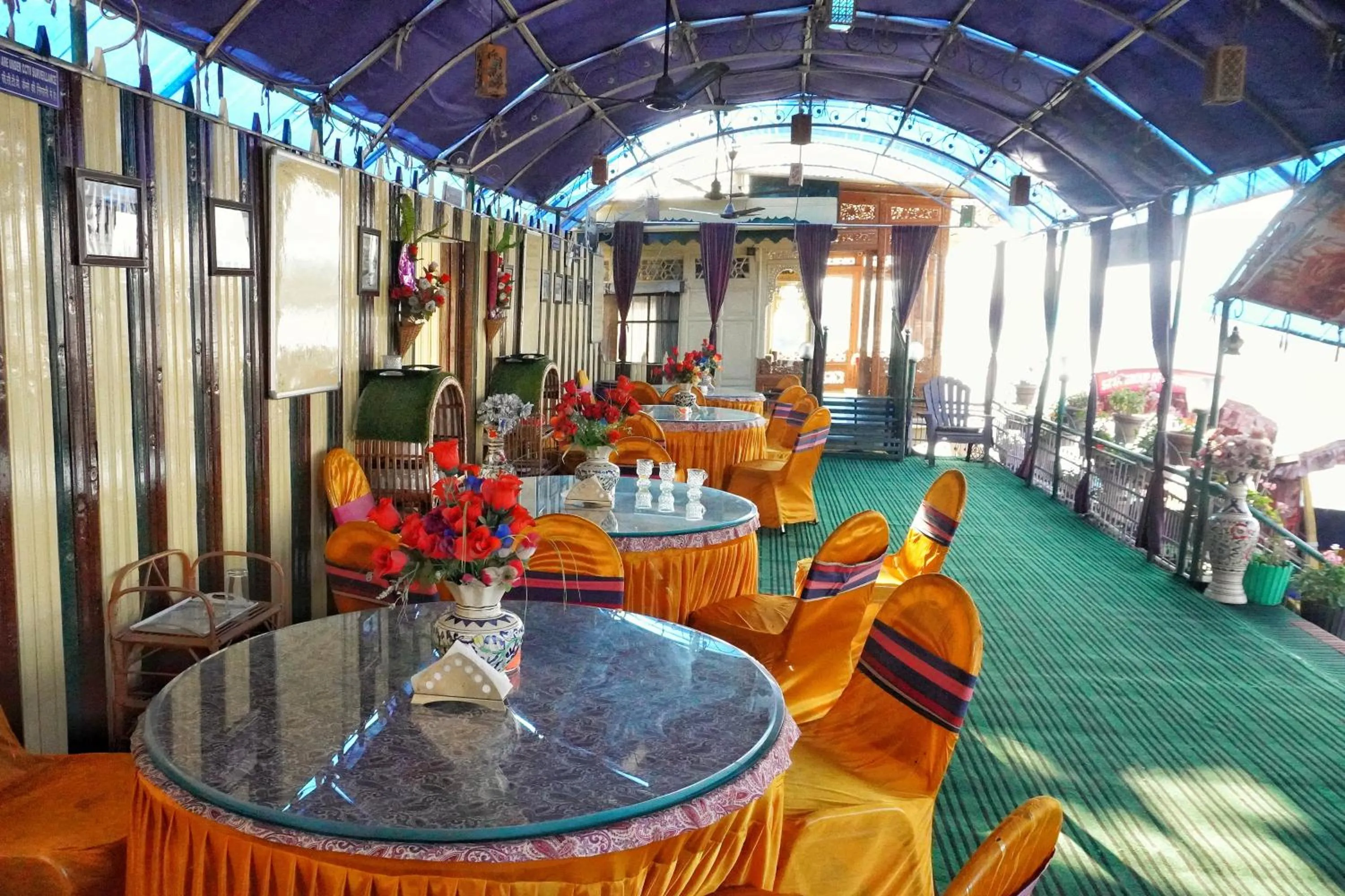 Restaurant/places to eat in Swan Group of Houseboats, Golden Dal Lake