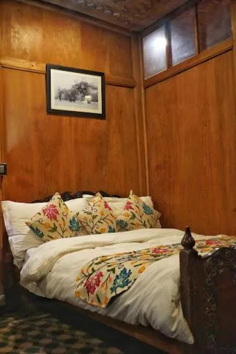 Bedroom, Bed in Swan Group of Houseboats, Golden Dal Lake