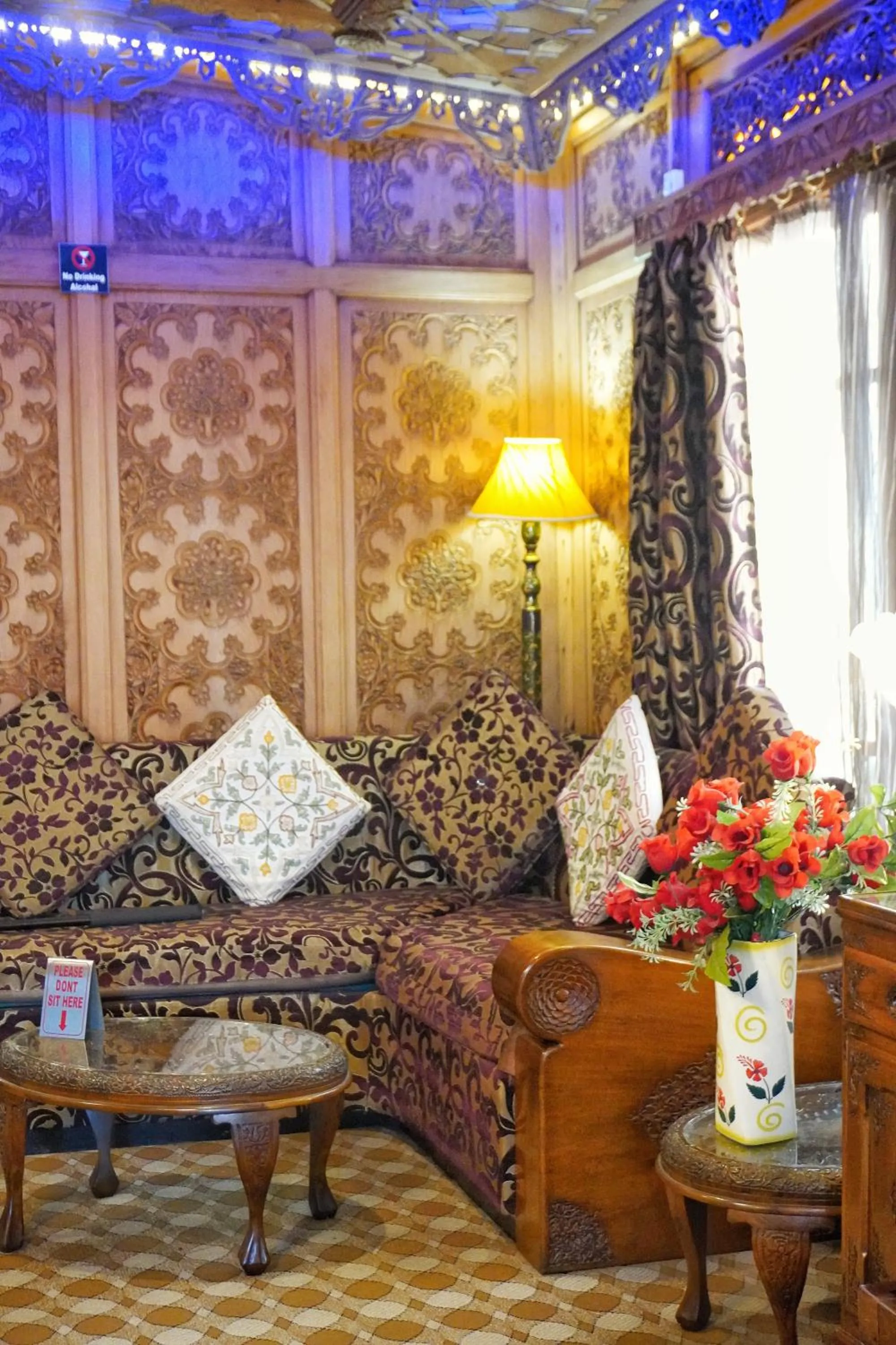 Living room in Swan Group of Houseboats, Golden Dal Lake