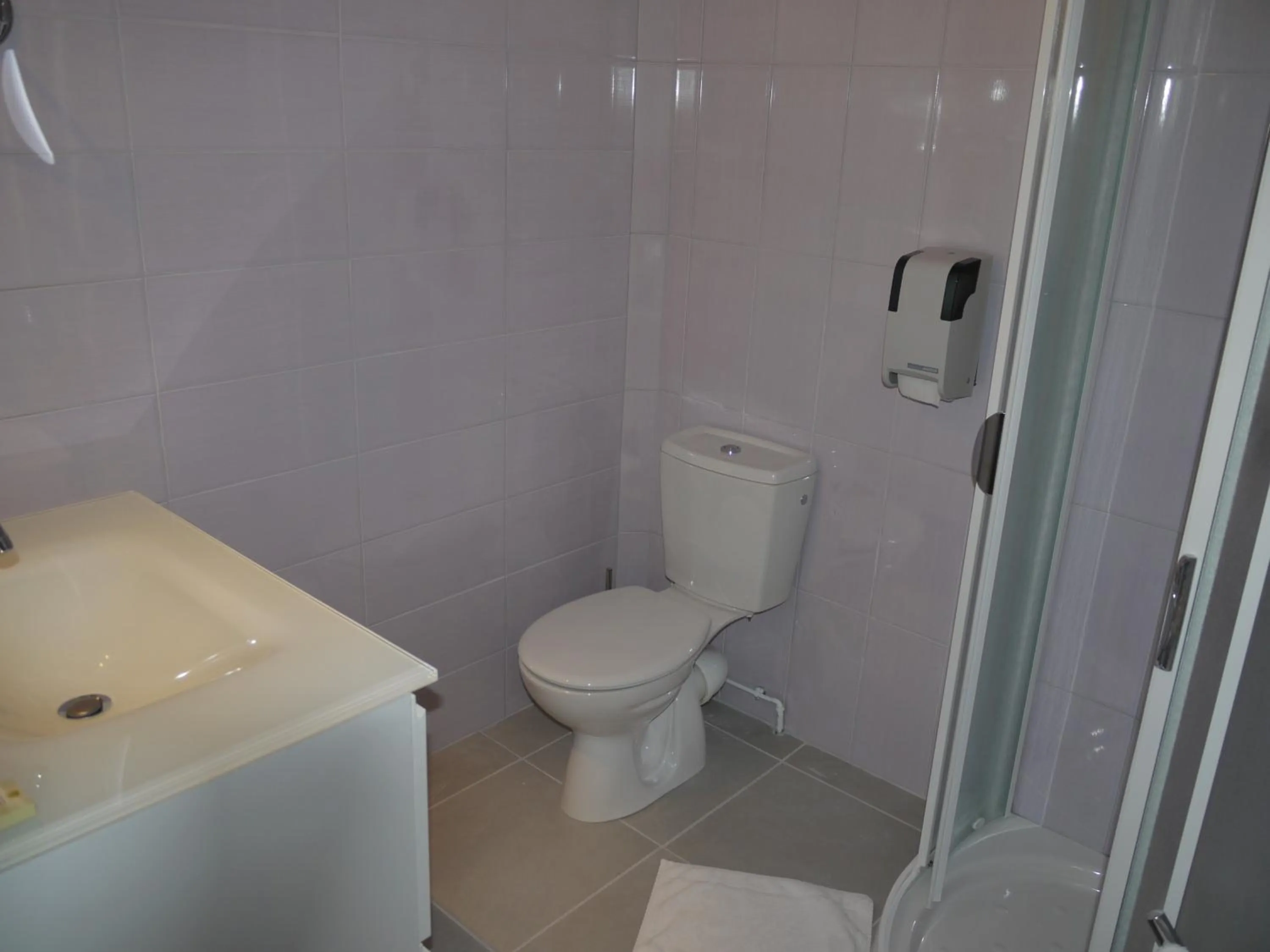 Bathroom in Logis Hotel Des Voyageurs Restaurant La Bonne Tabl'Hay