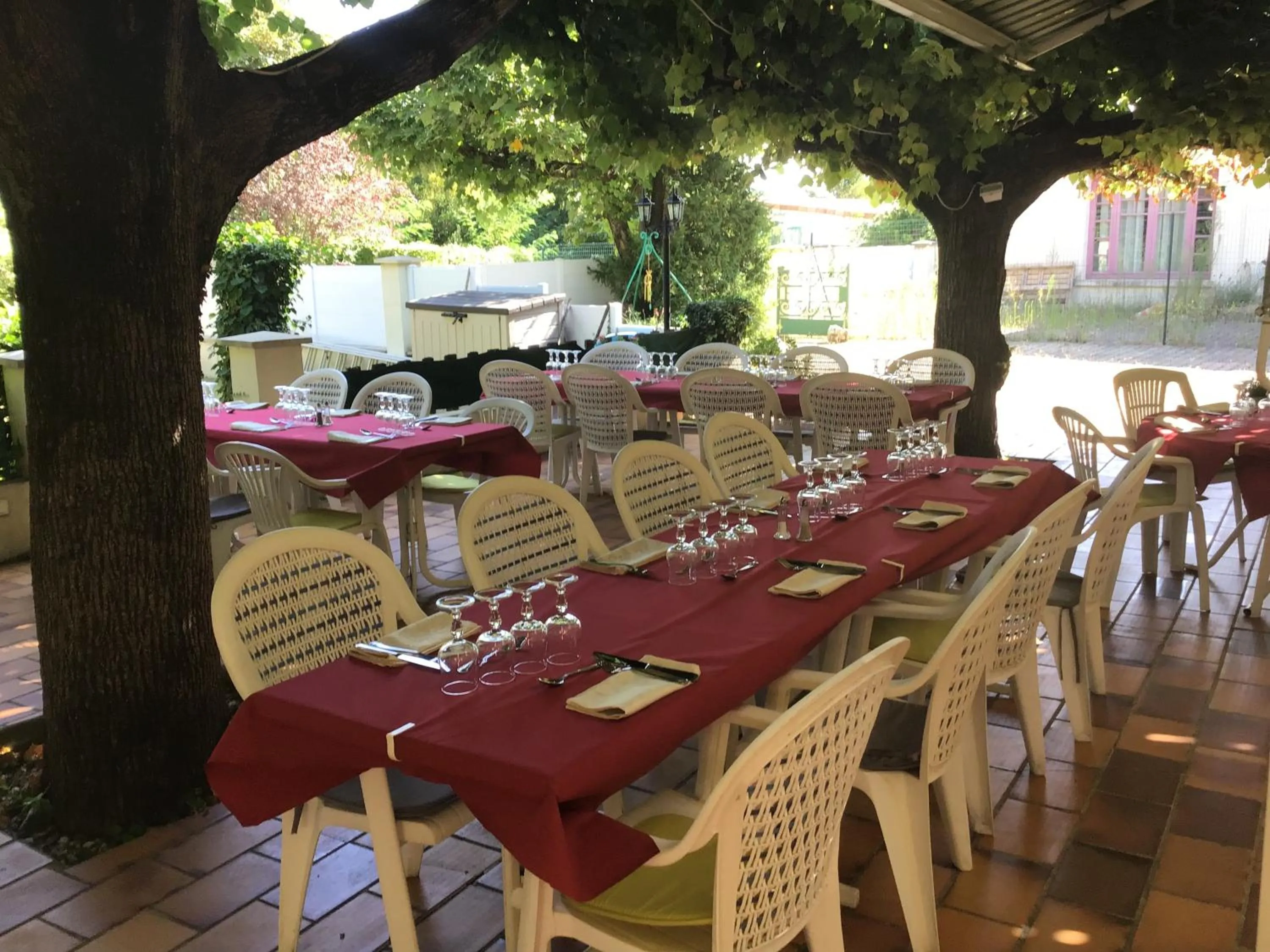 Patio in Logis Hotel Des Voyageurs Restaurant La Bonne Tabl'Hay