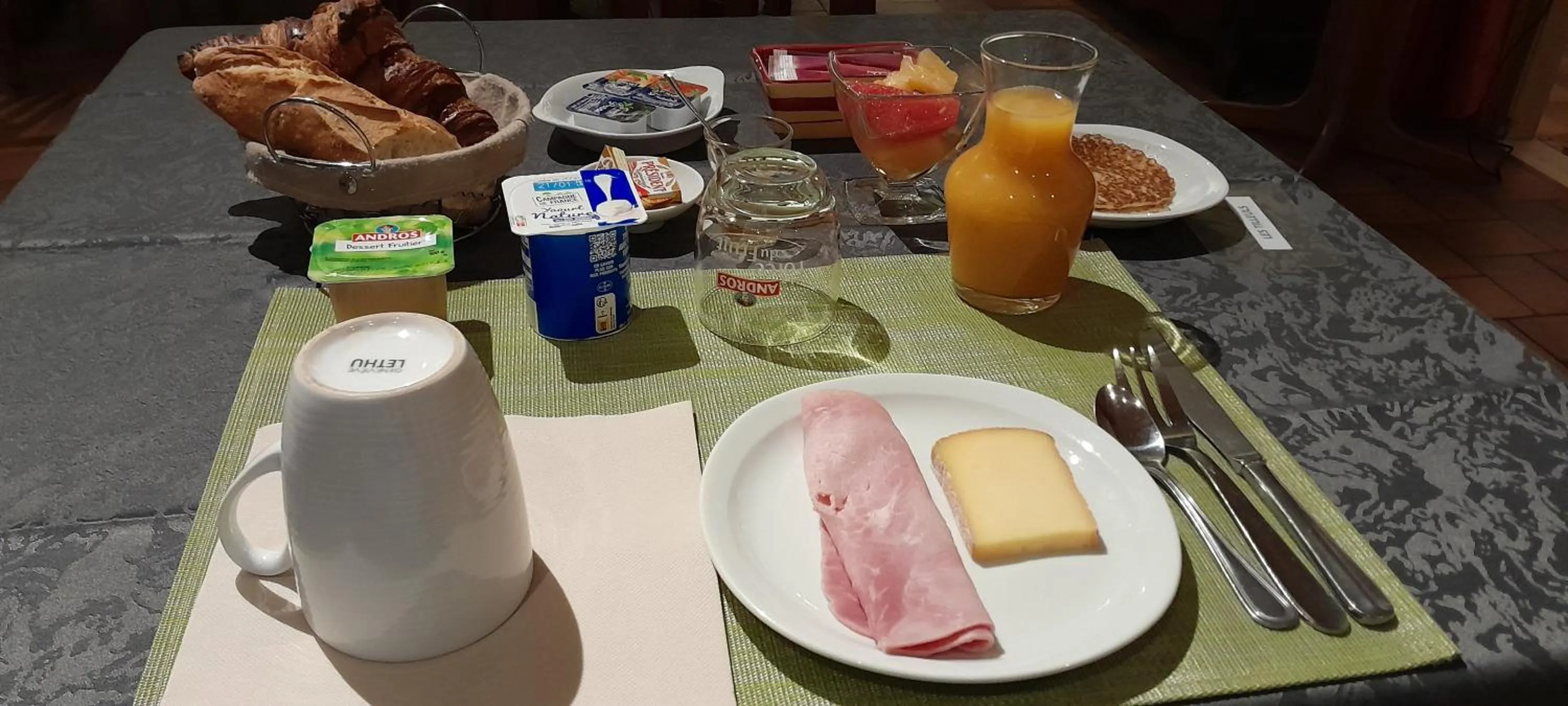 Breakfast in Logis Hotel Des Voyageurs Restaurant La Bonne Tabl'Hay