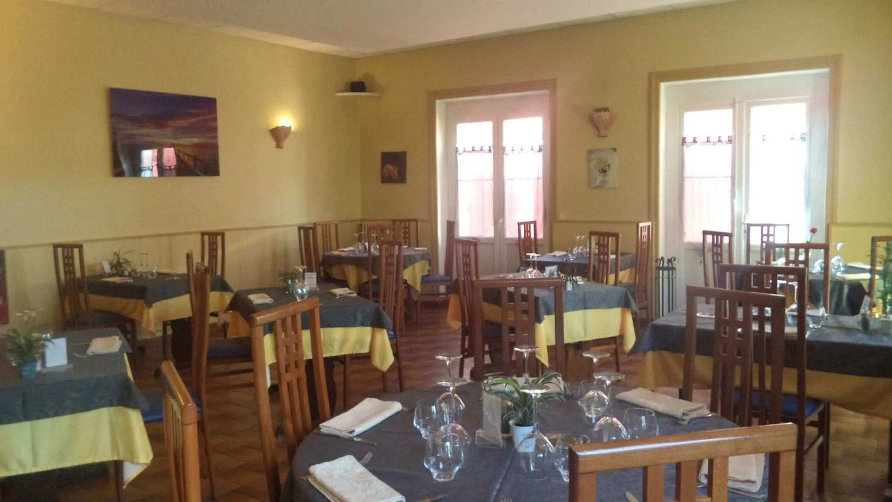 Restaurant/places to eat in Logis Hotel Des Voyageurs Restaurant La Bonne Tabl'Hay