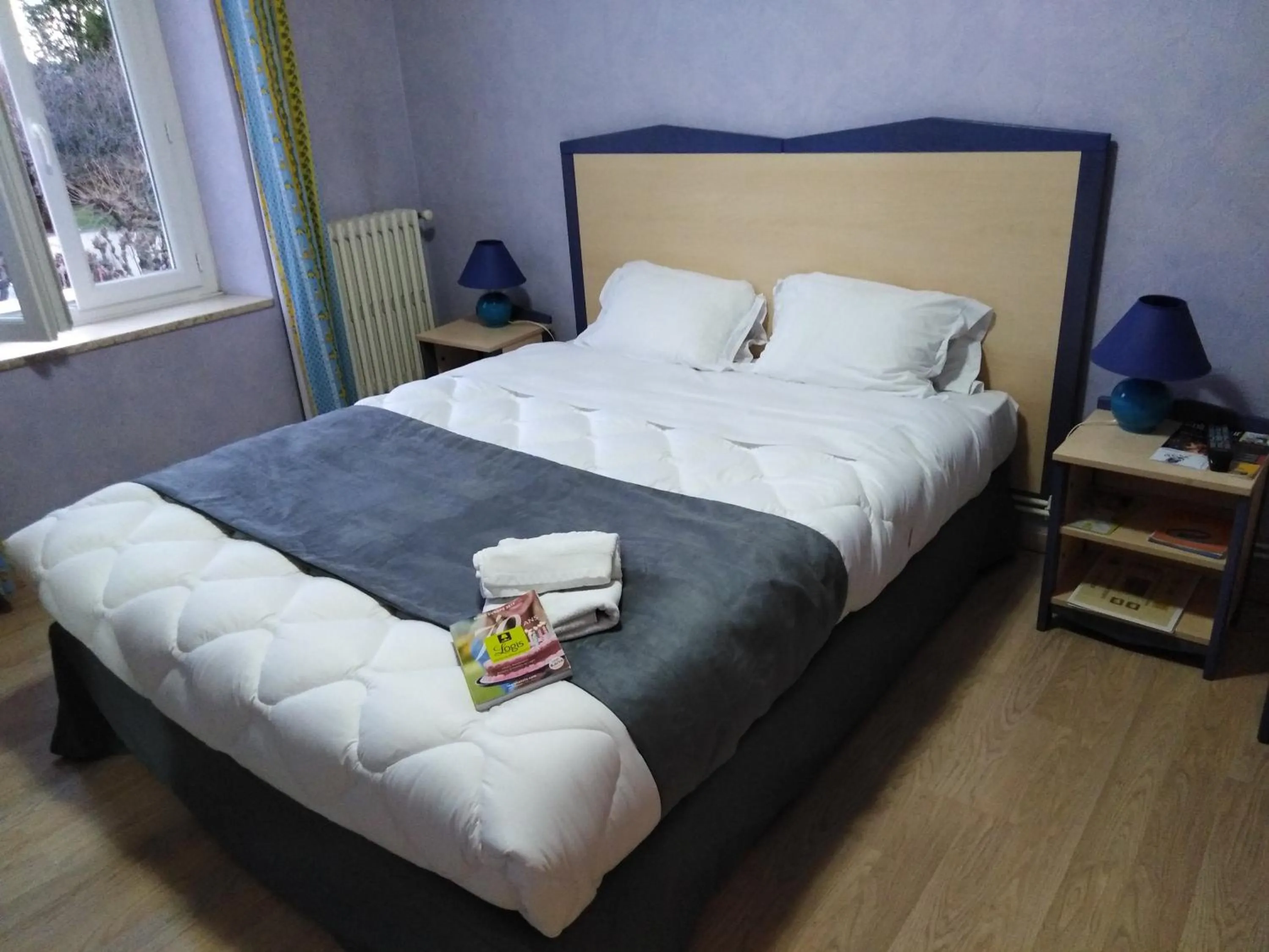 Bed in Logis Hotel Des Voyageurs Restaurant La Bonne Tabl'Hay