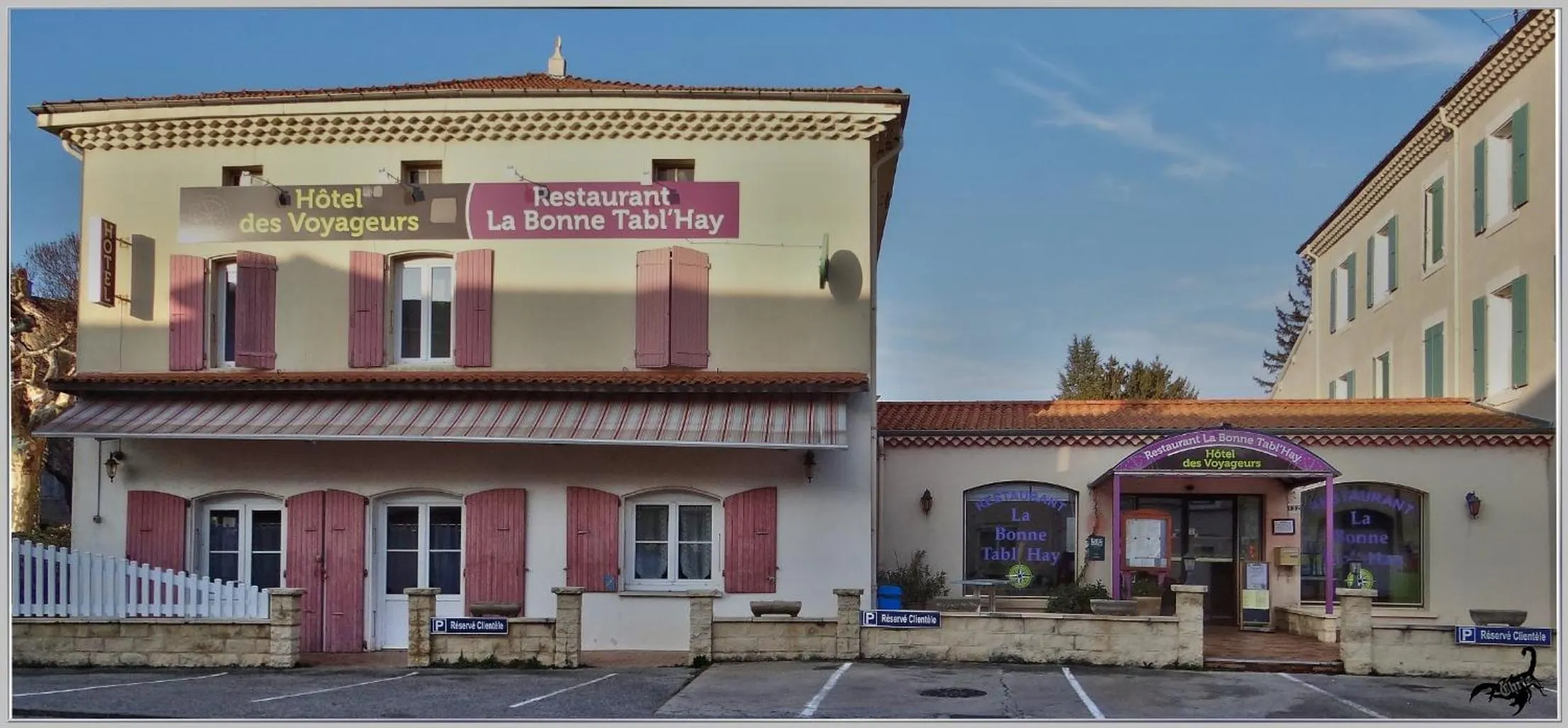 Property building in Logis Hotel Des Voyageurs Restaurant La Bonne Tabl'Hay