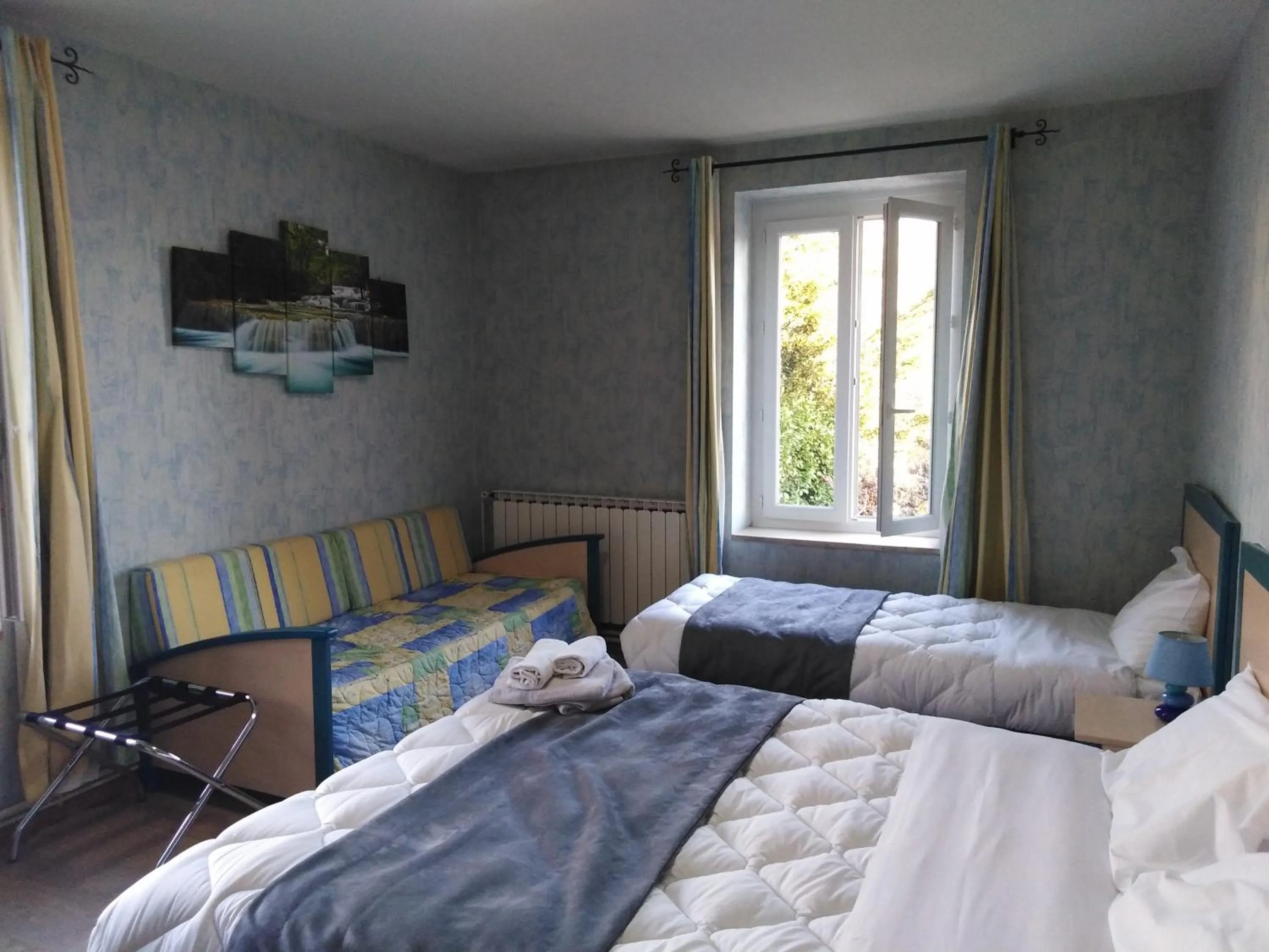 Bed in Logis Hotel Des Voyageurs Restaurant La Bonne Tabl'Hay