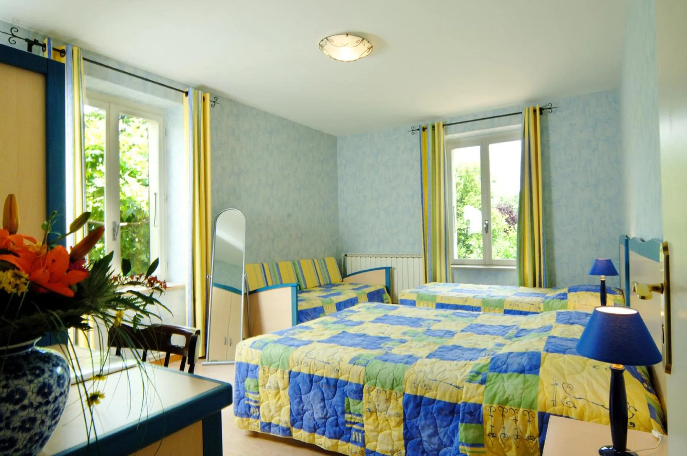 Bed in Logis Hotel Des Voyageurs Restaurant La Bonne Tabl'Hay