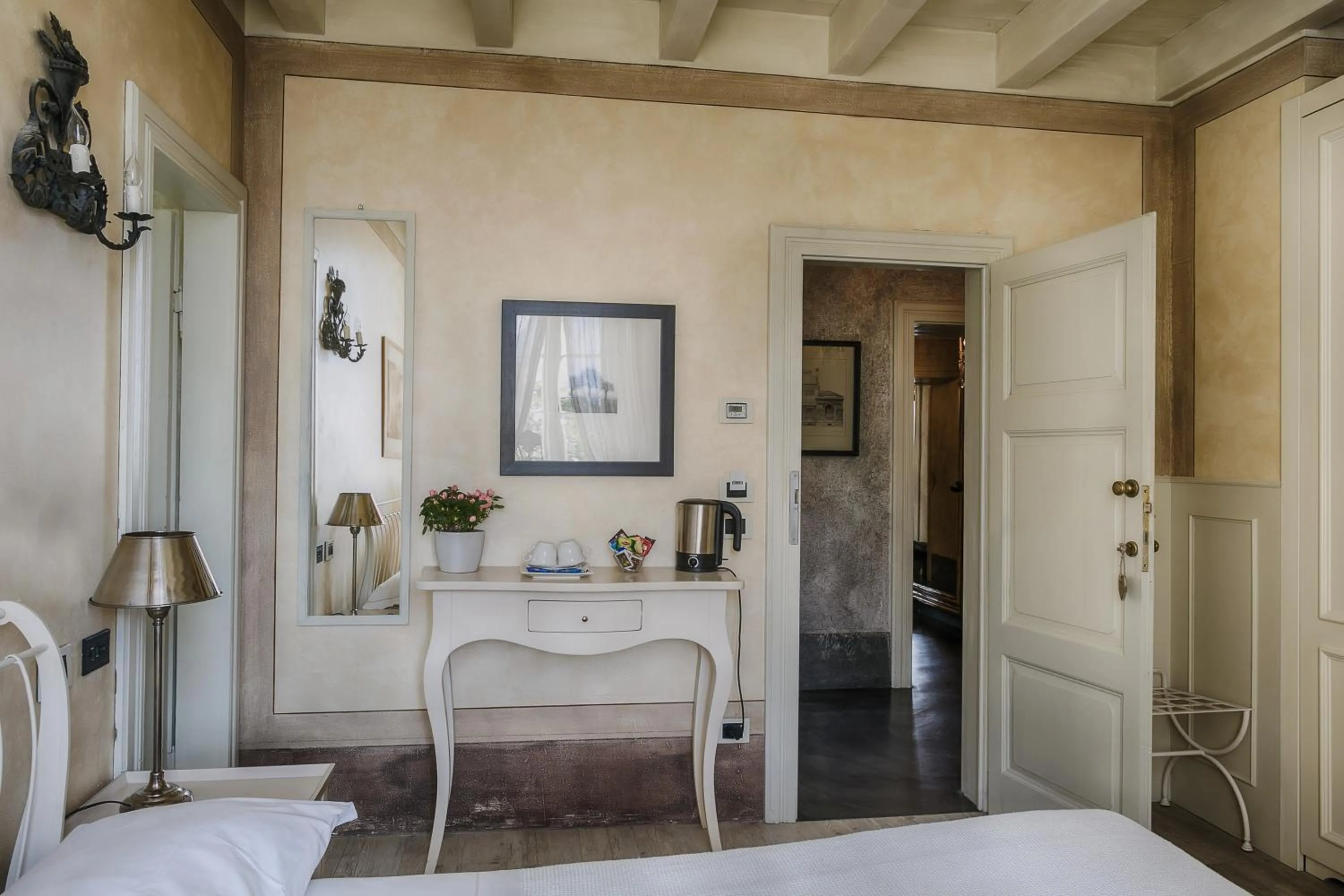 Coffee/tea facilities, Bed in Relais Villa Vittoria